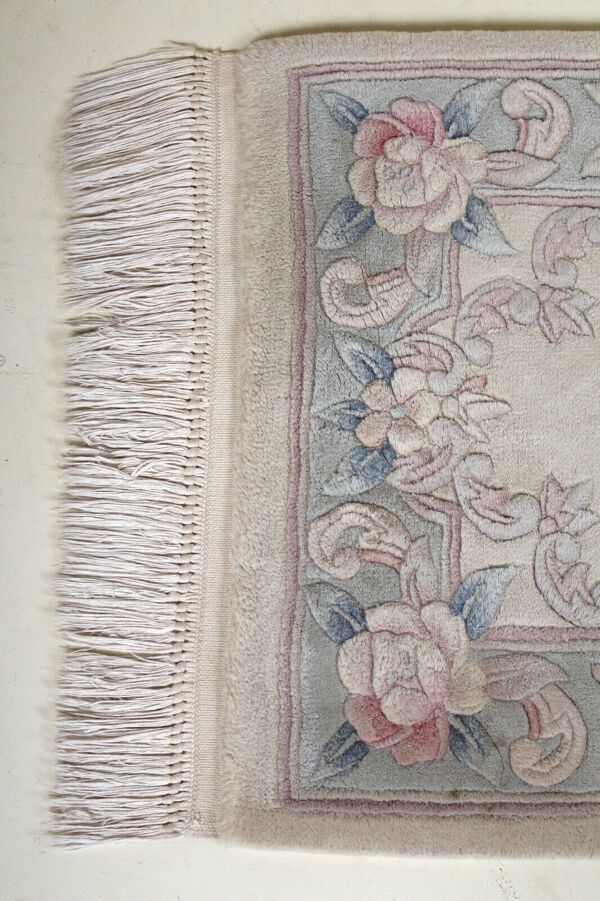 Tapis chinois à franges avec motif floral sur fond beige 118x61cm