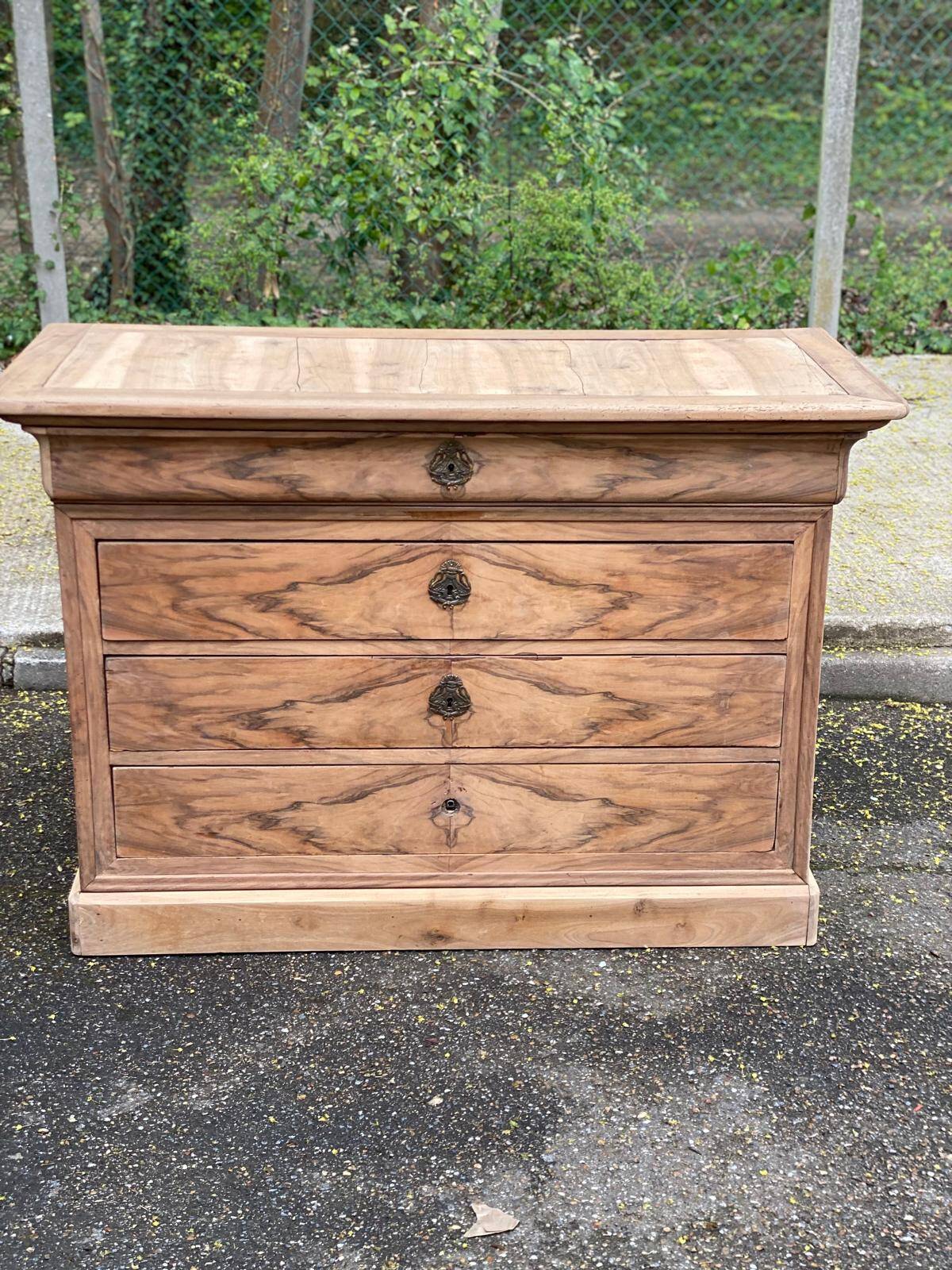 Renovated Louis Philippe chest of drawers in solid wood and walnut veneer from the 18th century.