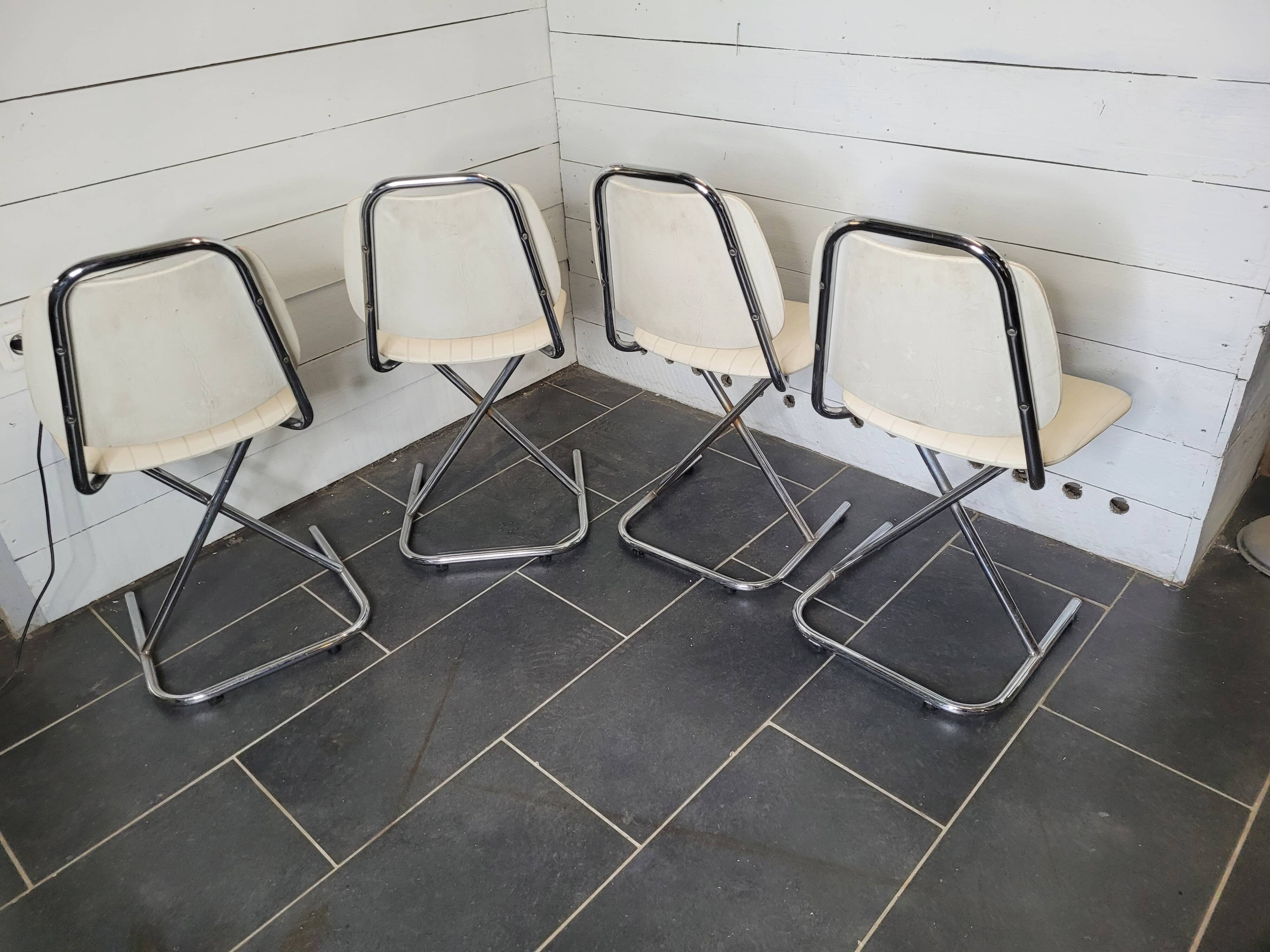 4 chrome foot chairs on top in Skaï from the 60s/70s
