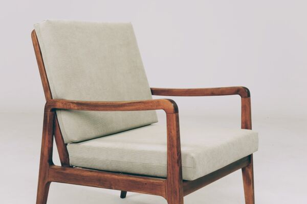 Fauteuil des années 50 avec coussin en velours côtelé et bois rustique, années 1980.