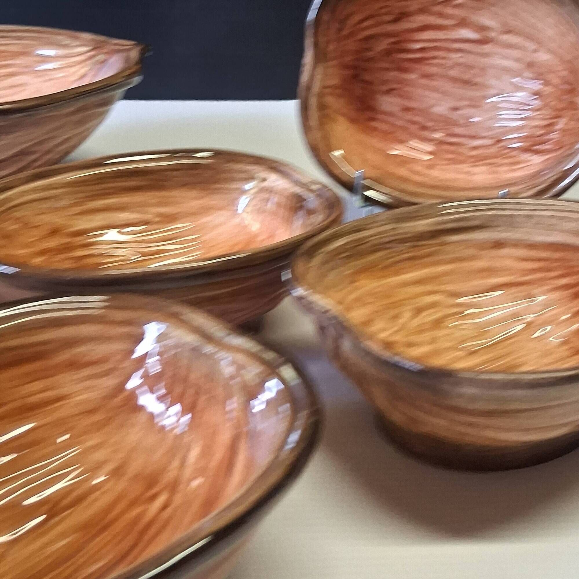 Very nice fruit service in the shape of walnut shells in very good condition.