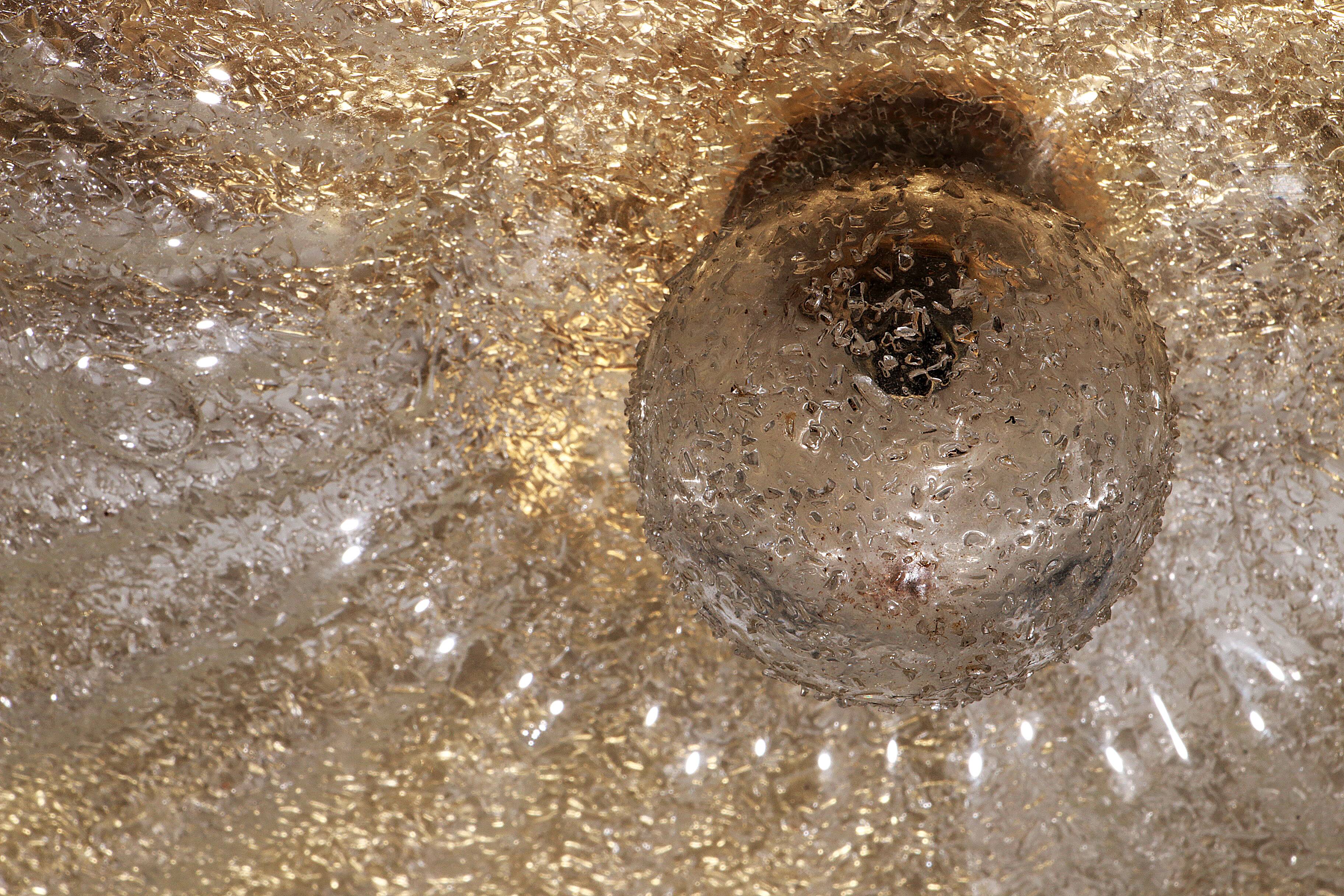 Plafonnier italien en verre de Murano avec détails dorés