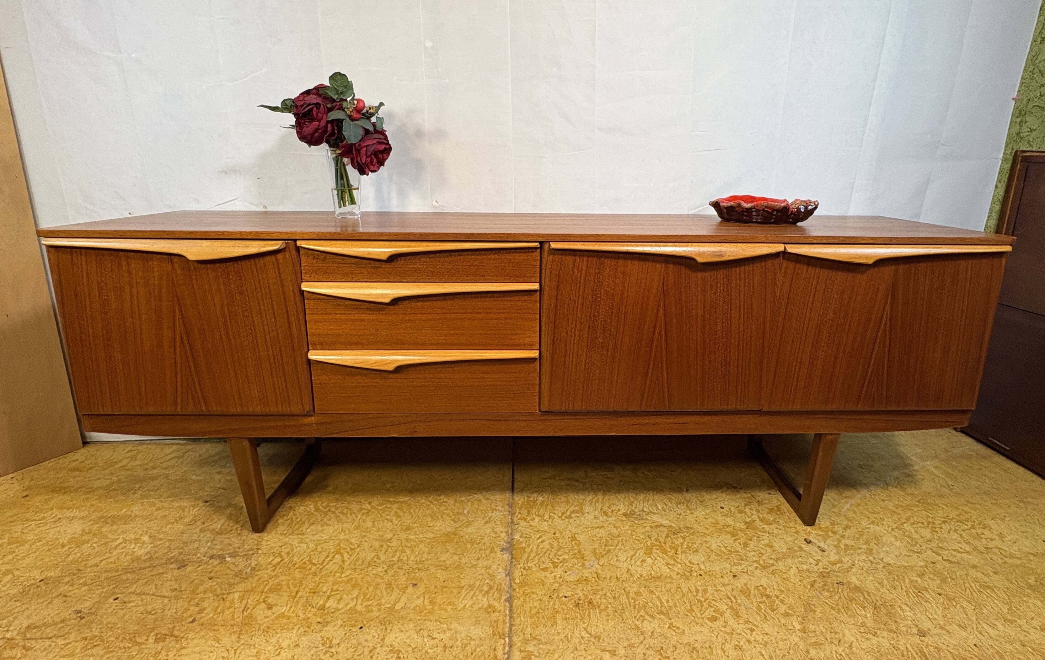 Buffet en teck vintage rétro du milieu du siècle par Stonehill (1960–1970)