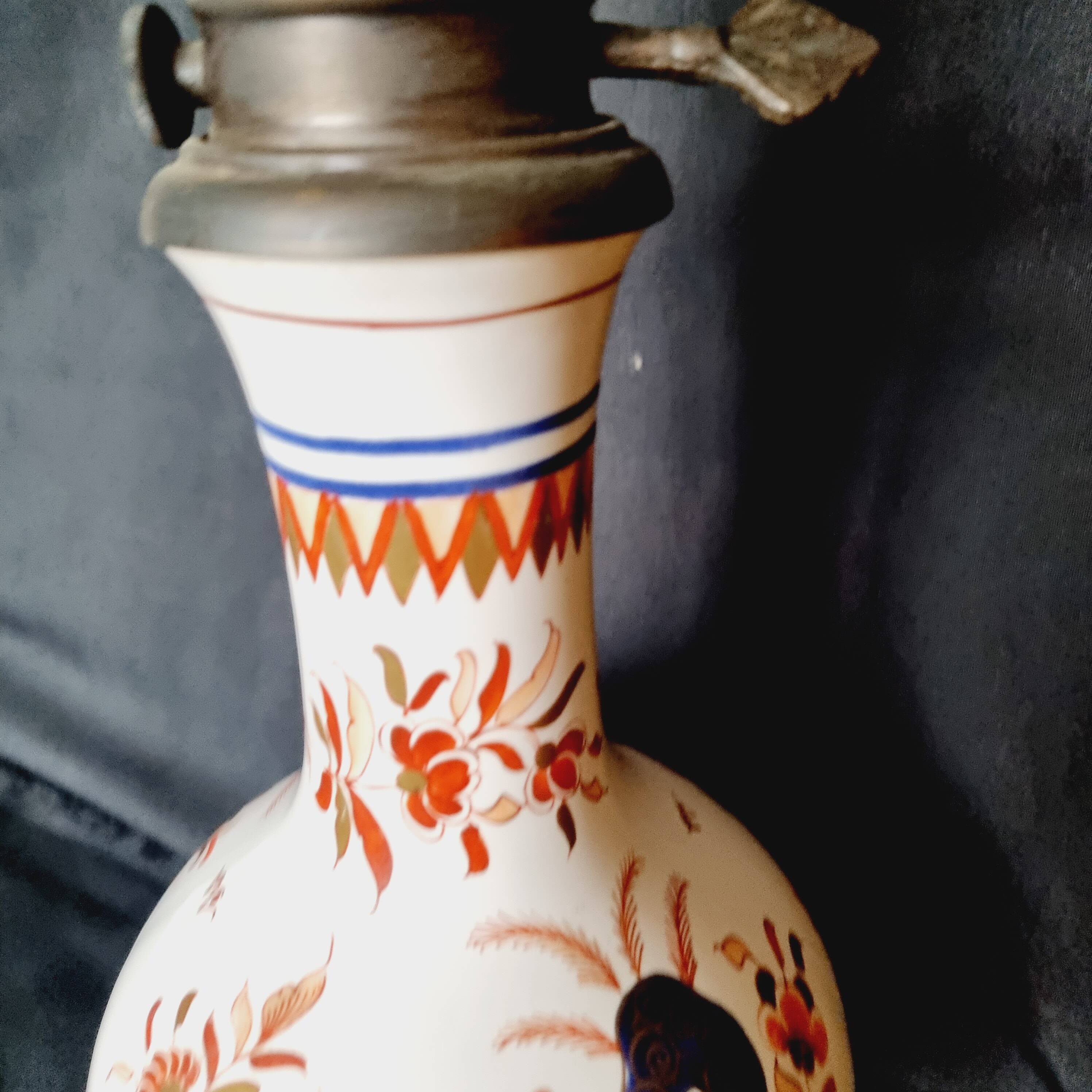 Lampe à gaz électrifiée en porcelaine chinoise peinte à la main