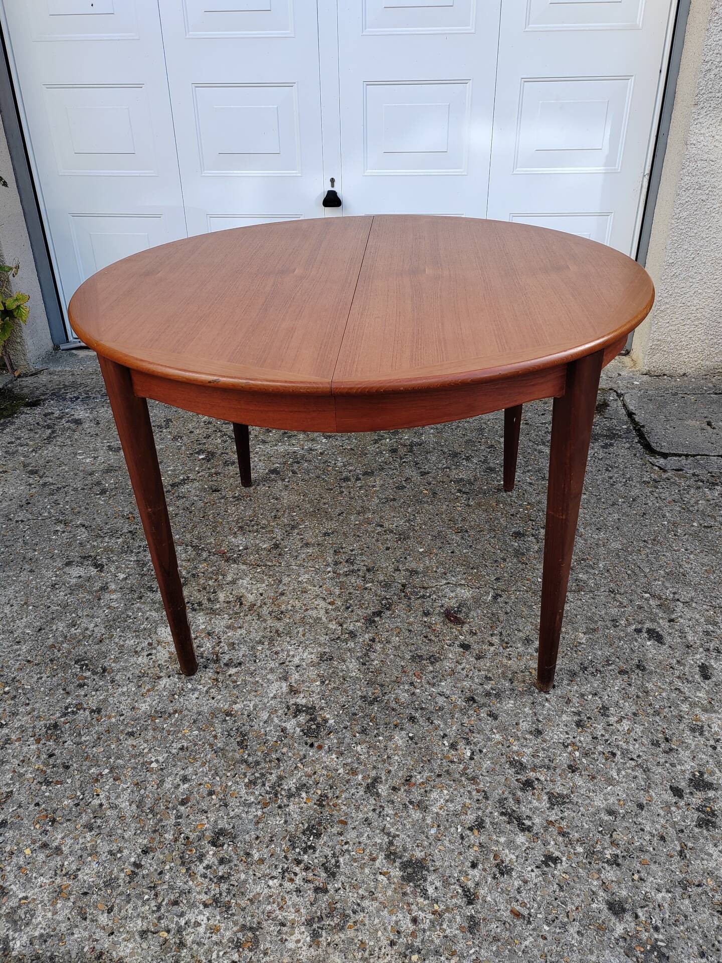 Extendable Scandinavian table