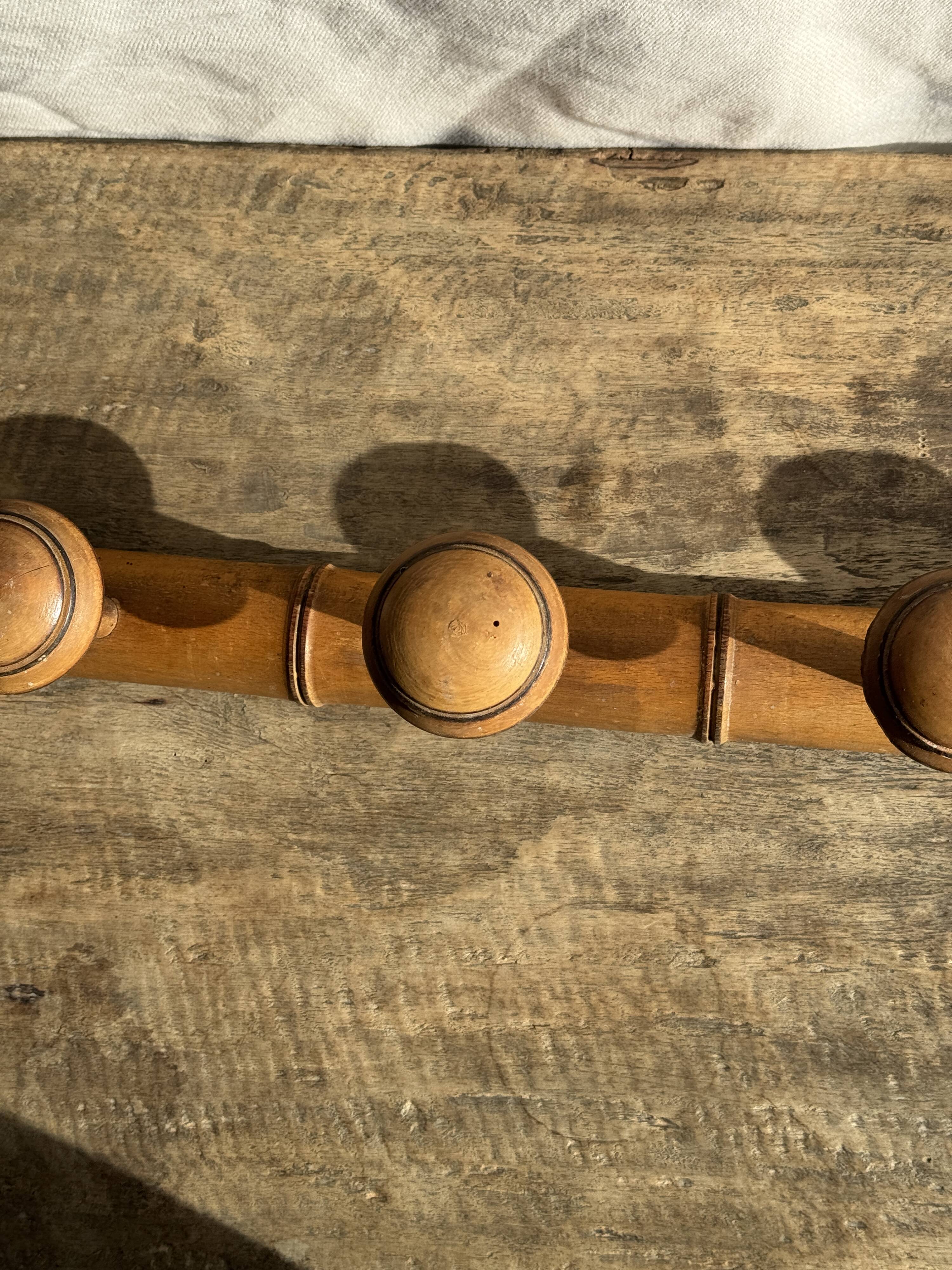 Large vintage wooden coat rack with 6 bamboo effect hooks L79