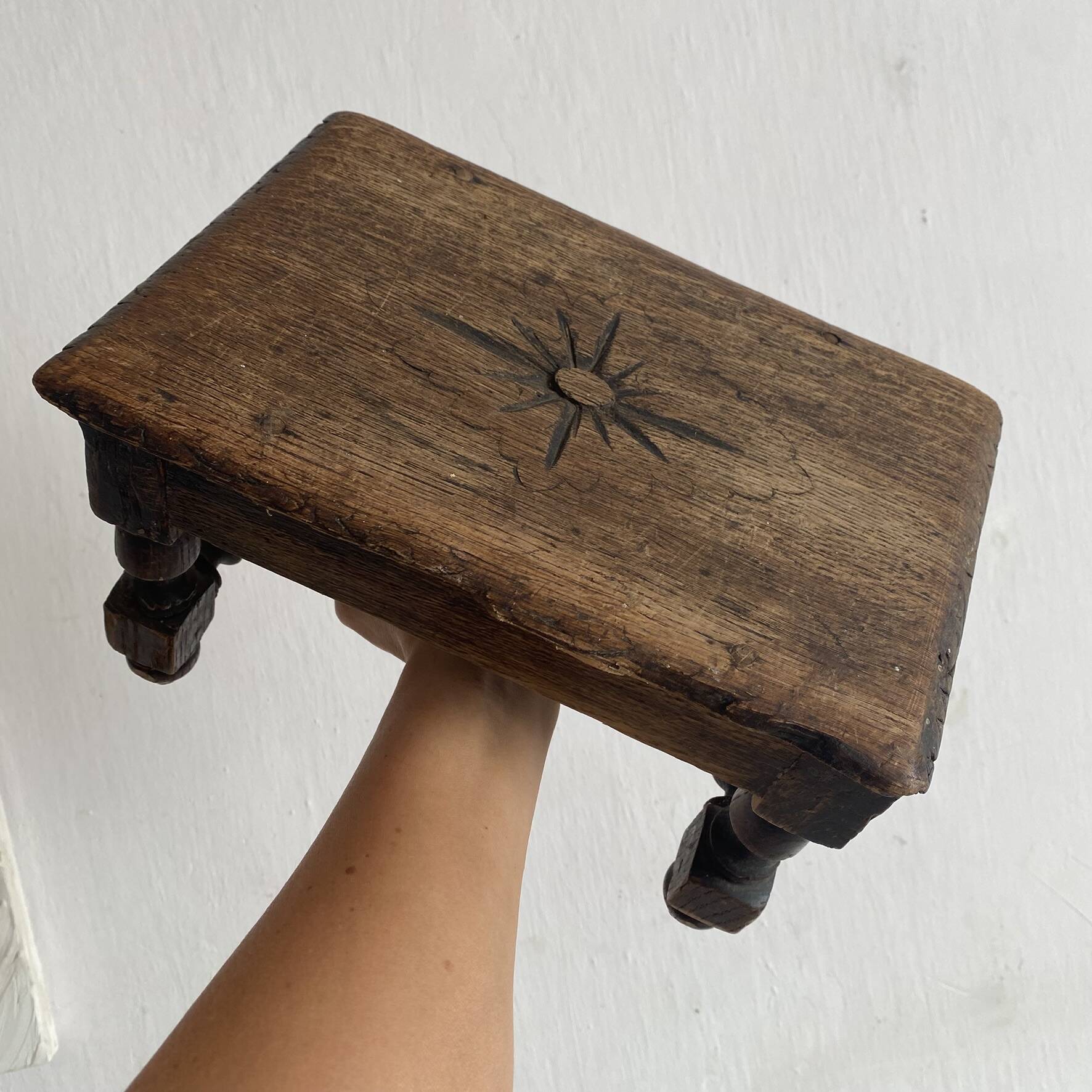 Tabouret bas ancien brodeuse en bois tourné