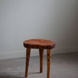 Primitive tripod stool in solid pine, modern Swedish style, from the 1950s.