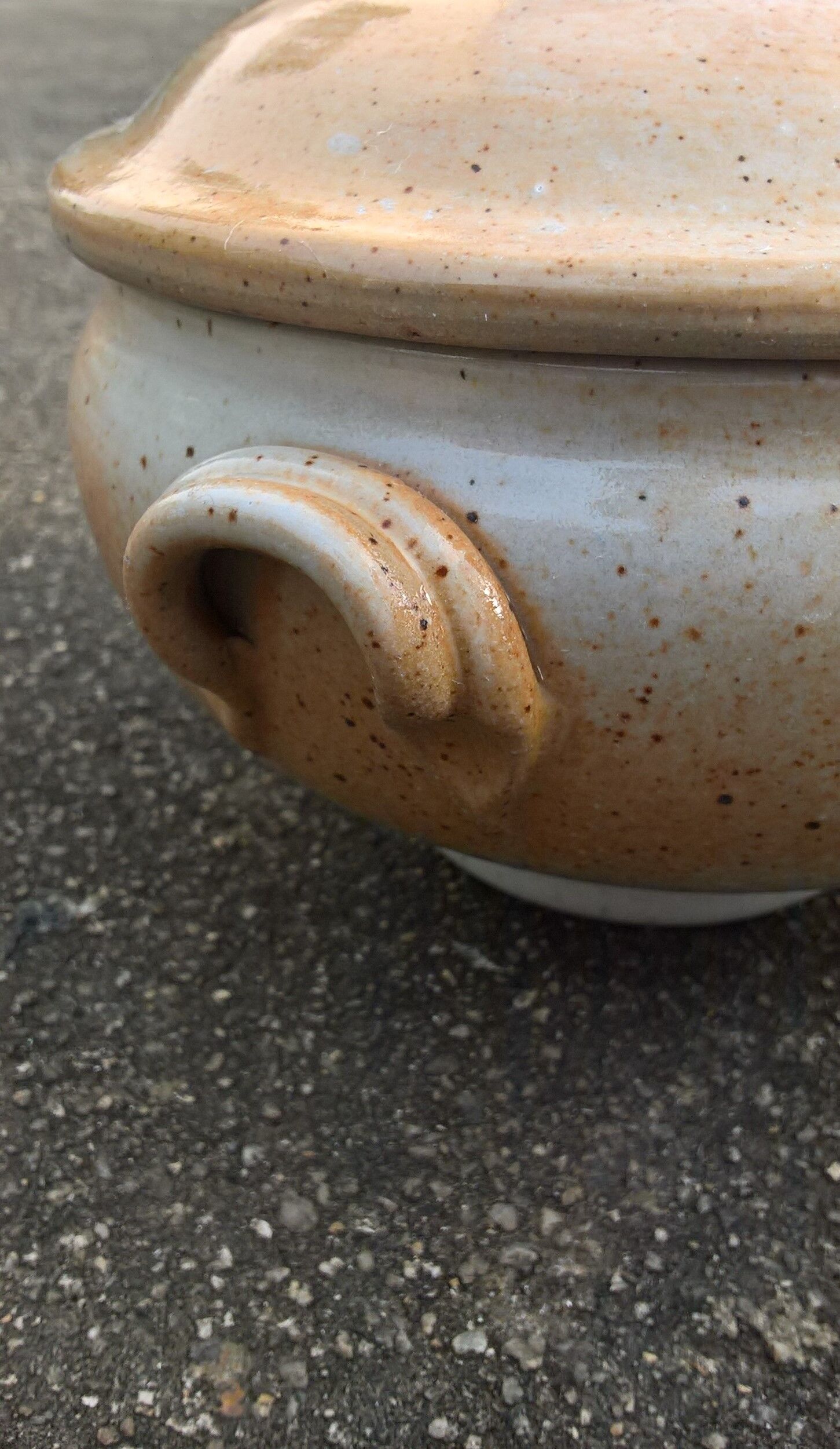Covered bowl in Marais sandstone