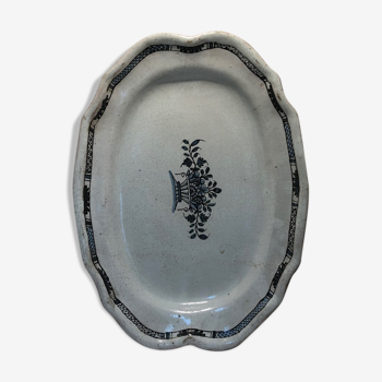 Plat en faience "cul noir" à motif floraux 18 ème siècle