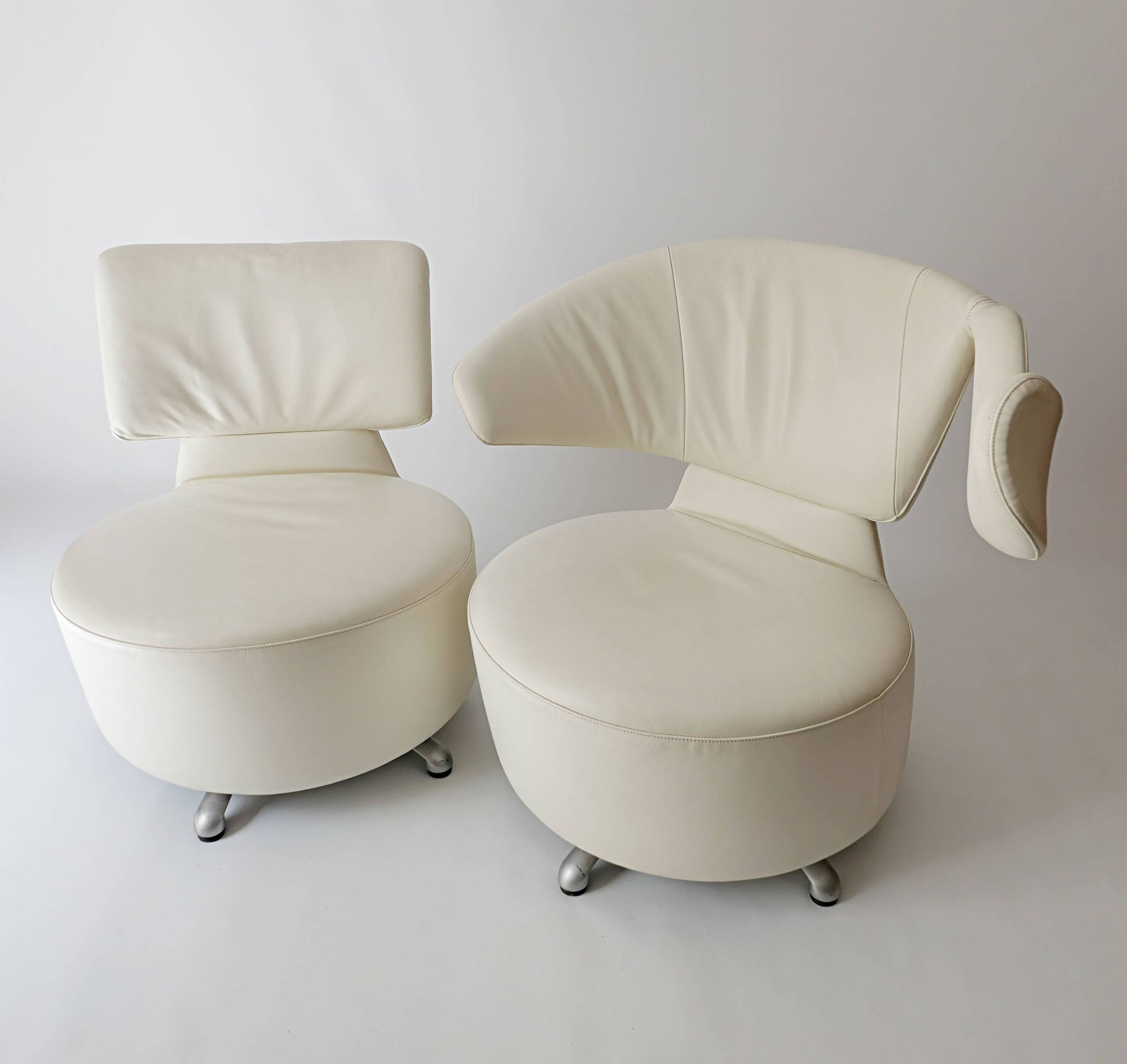 Canta and Aki swivel chairs in leather by Toshiyuki Kita for Cassina