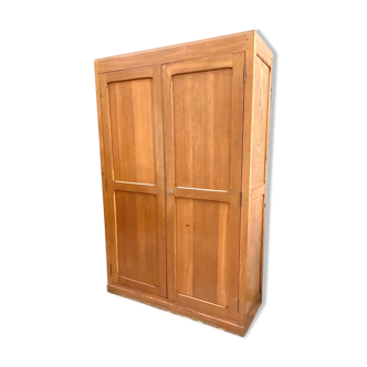 Armoire parisienne en bois brut