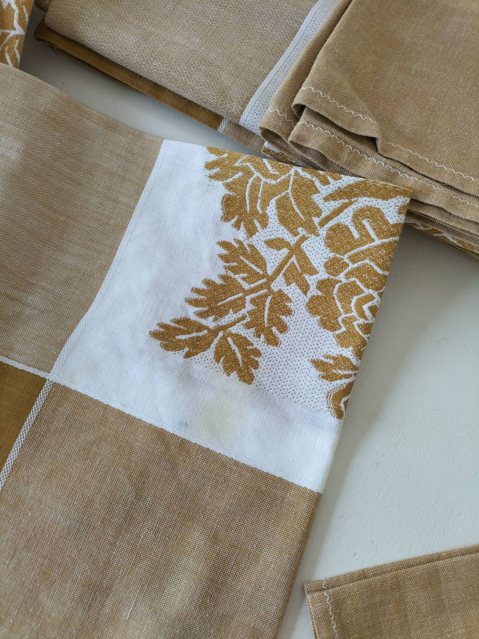 Nappe et 8 serviettes vintage – tons caramel et moutarde dorée