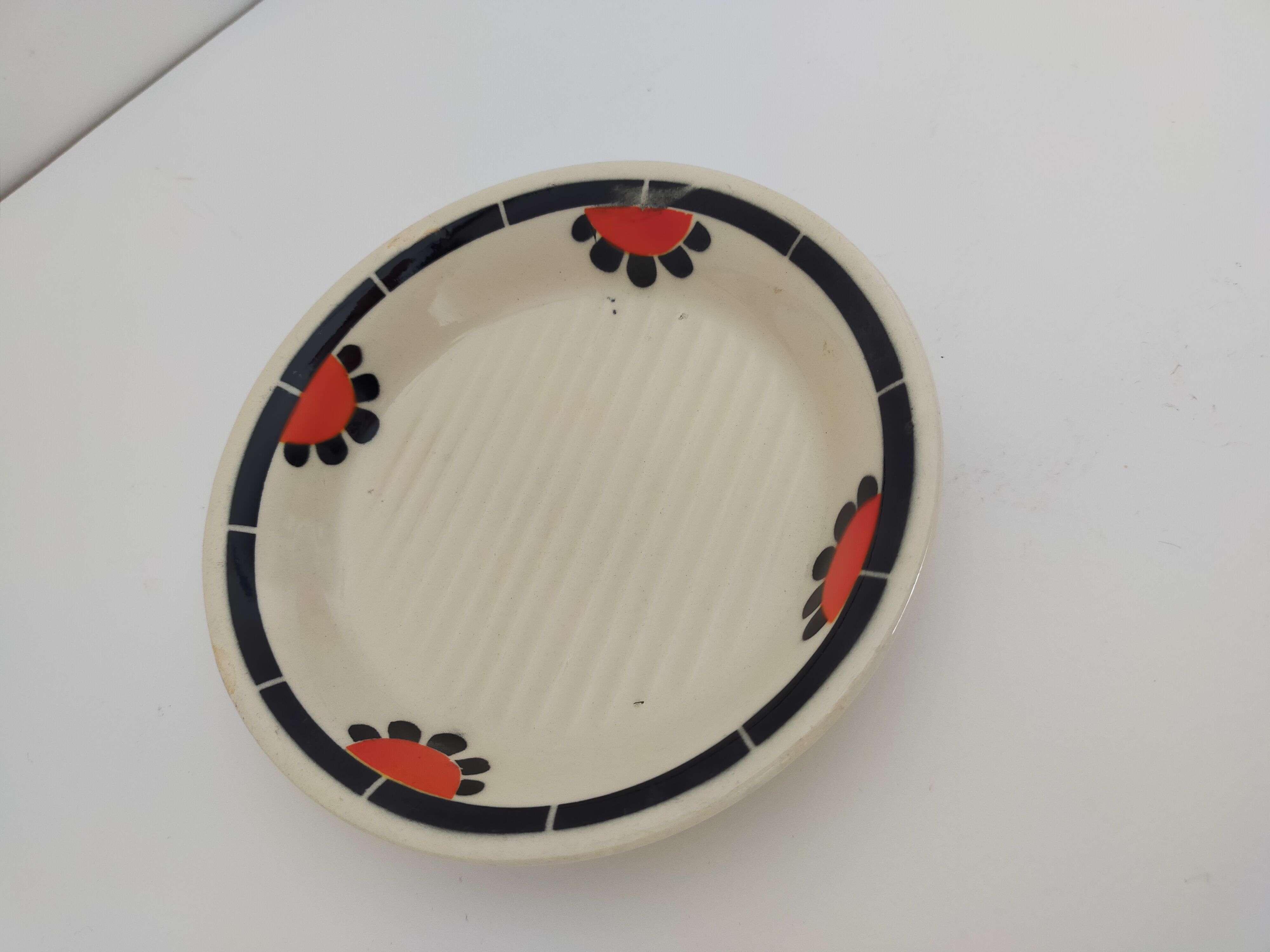 old vintage soap holder Art Deco earthenware wolf mill toledo color white, red and black