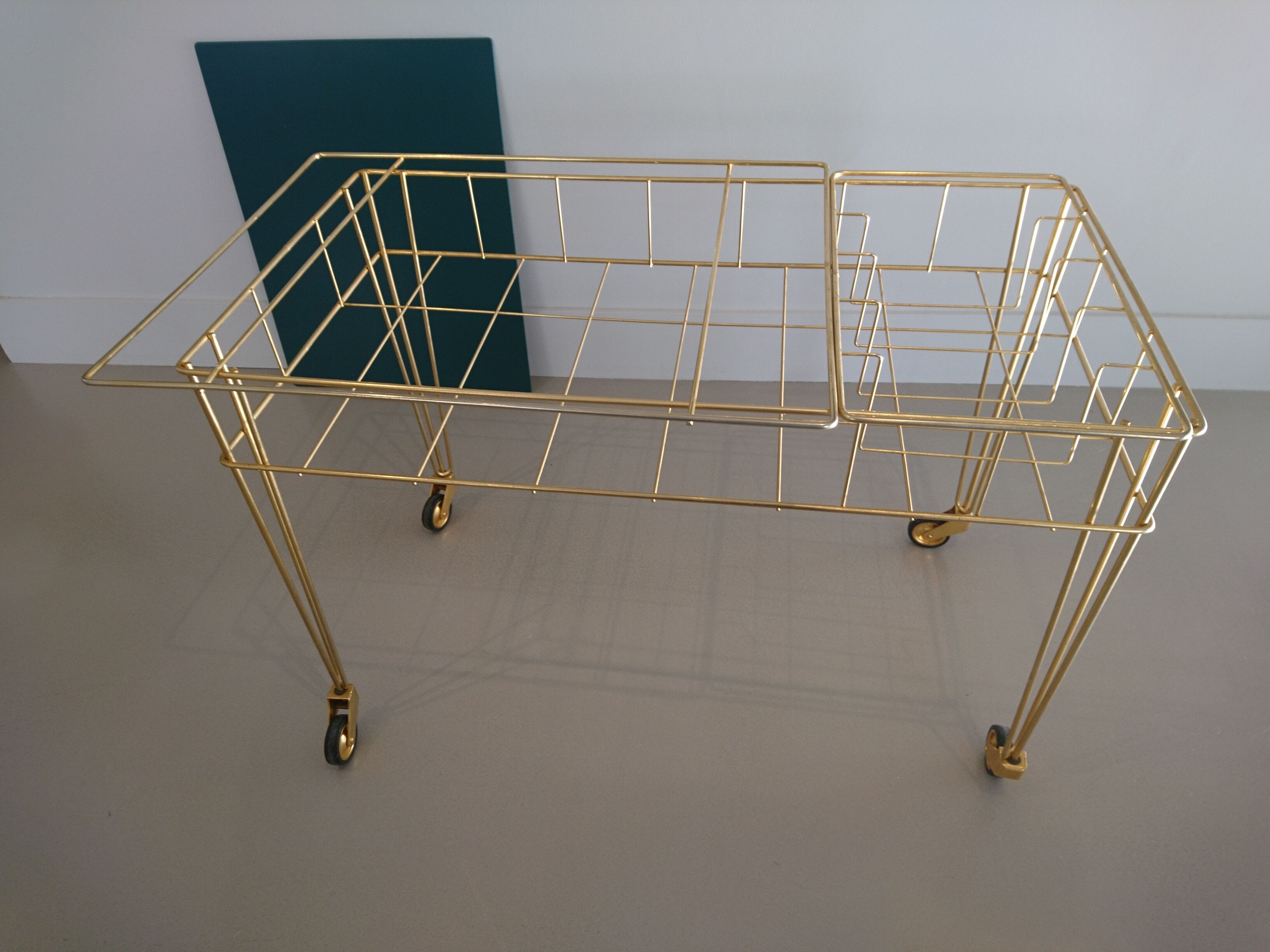 Desserte à roulettes dorée