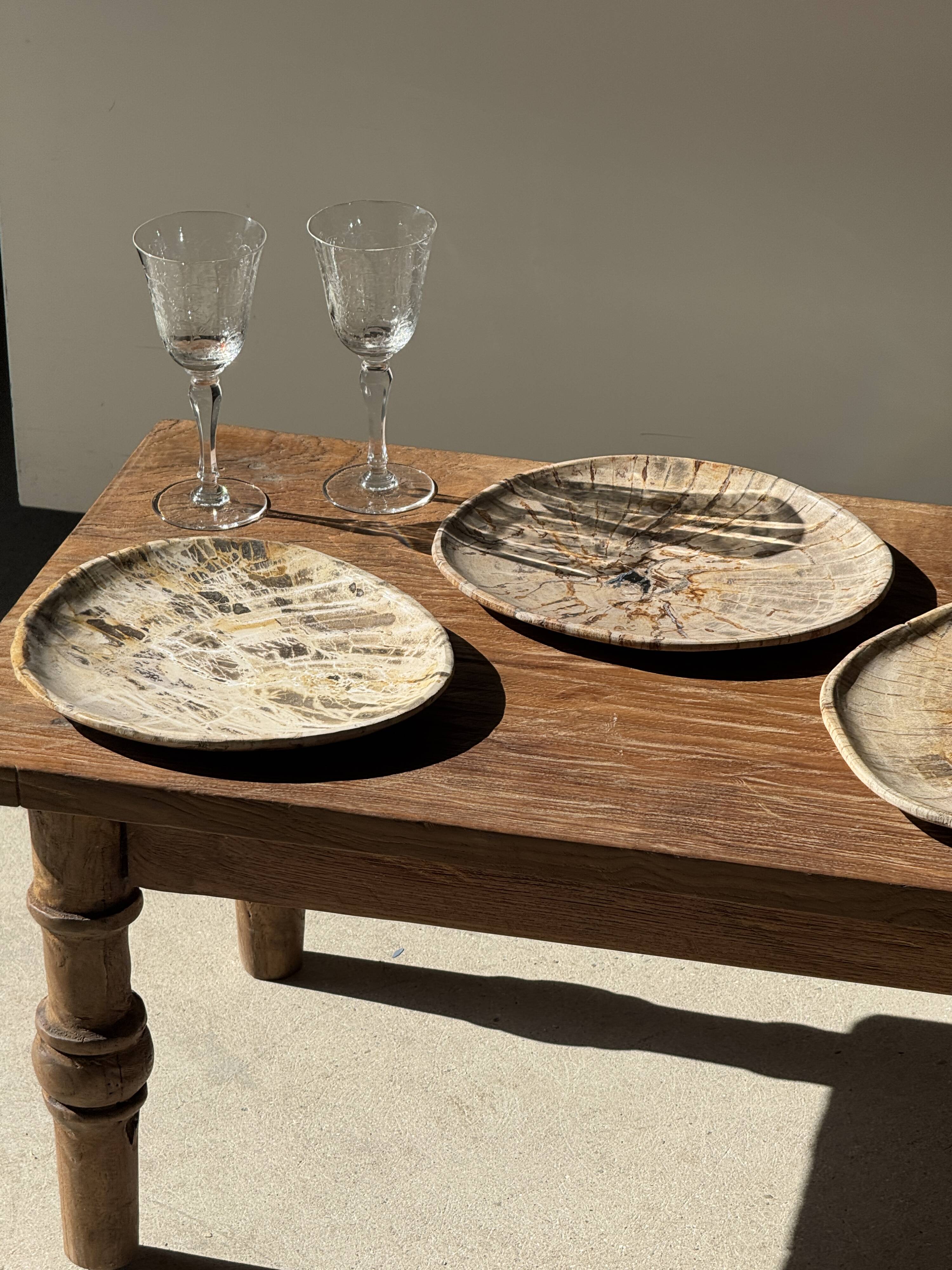 Petit vide poche ou plat en bois pétrifié beige cernes petit cœur noir