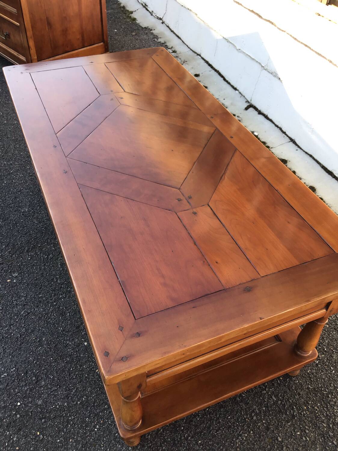 Coffee table with 2 drawers