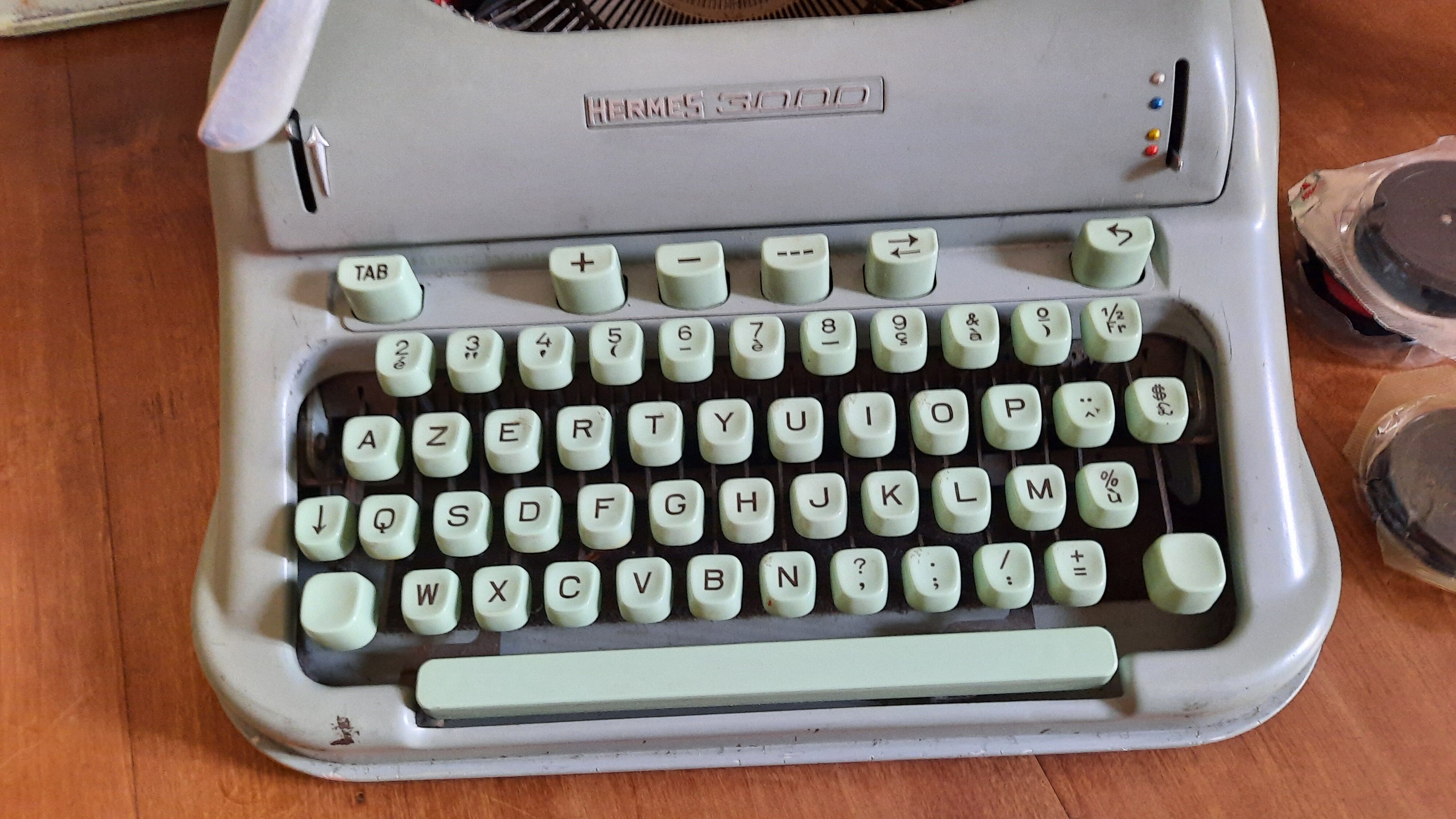 Machine a écrire Hermes 3000