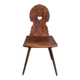 Chaise paysanne alpine ancienne XVIIIe – Dossier violon cœur découpé