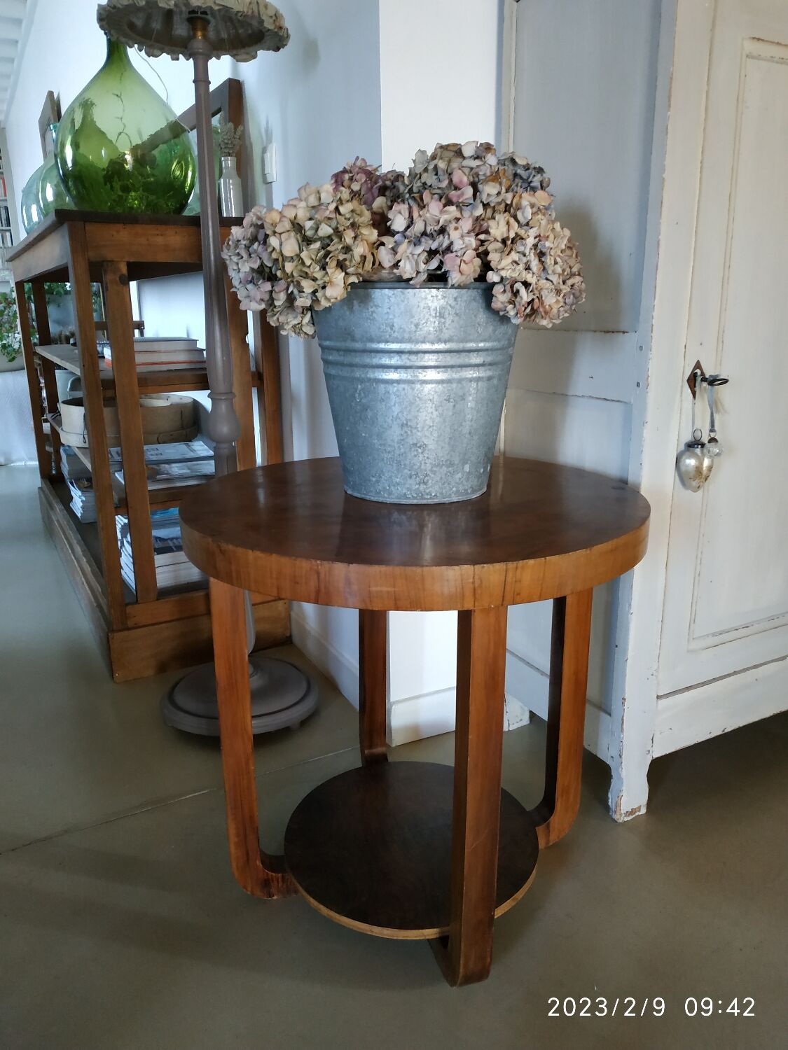Pedestal table