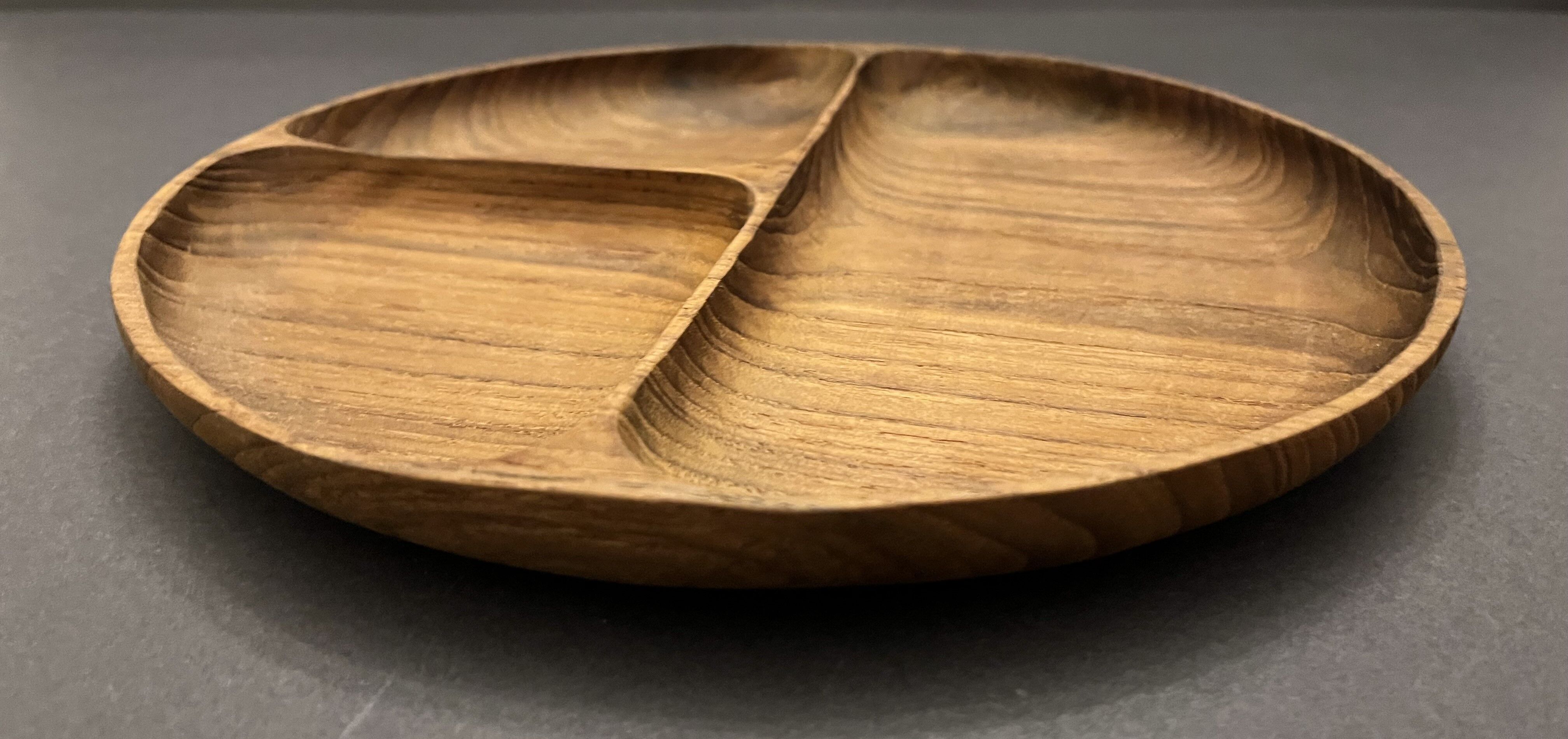 Set of six fondue plates, made of wood