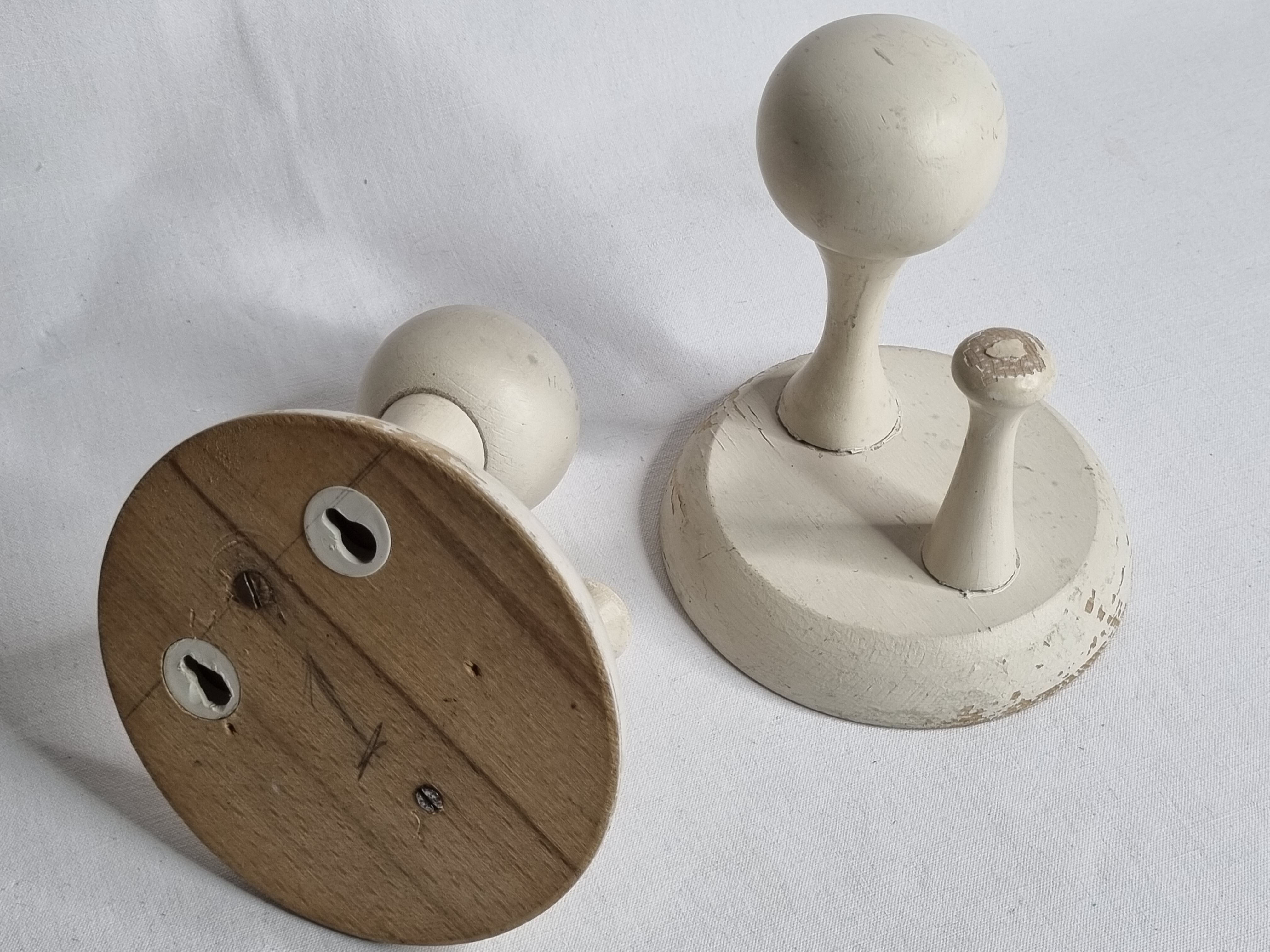 Paire de patères en bois laqué blanc