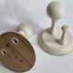 Paire de patères en bois laqué blanc