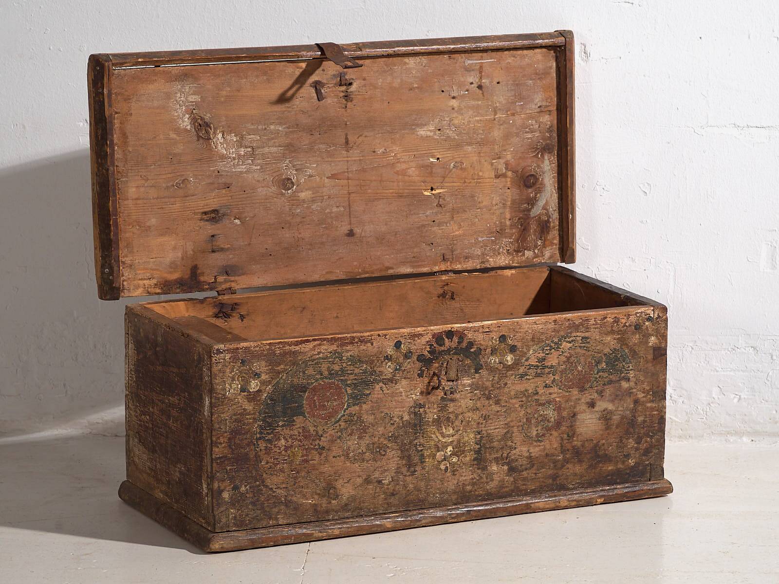 Antique chest painted with floral motifs (c.1900) #72