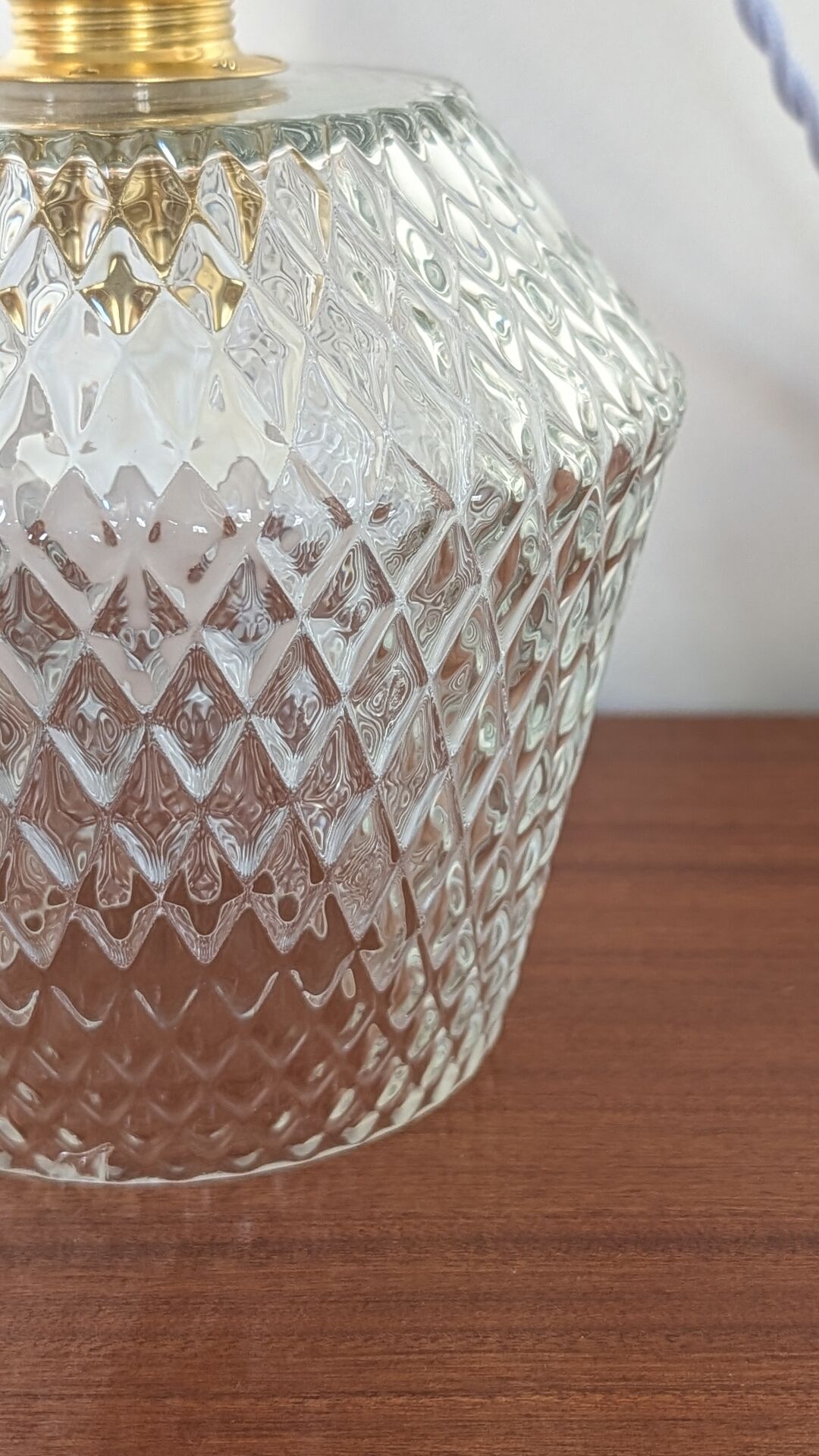 Suspension made of moulded glass with diamond pattern.