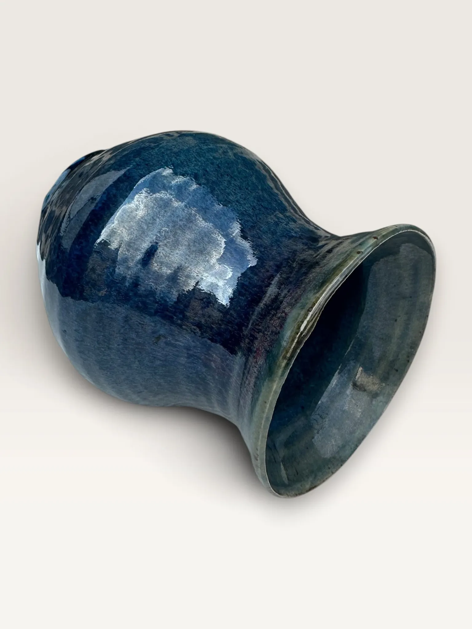 Vase artisanal en grès émaillé bleu, signé