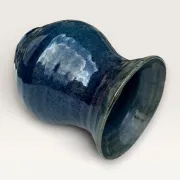 Vase artisanal en grès émaillé bleu, signé