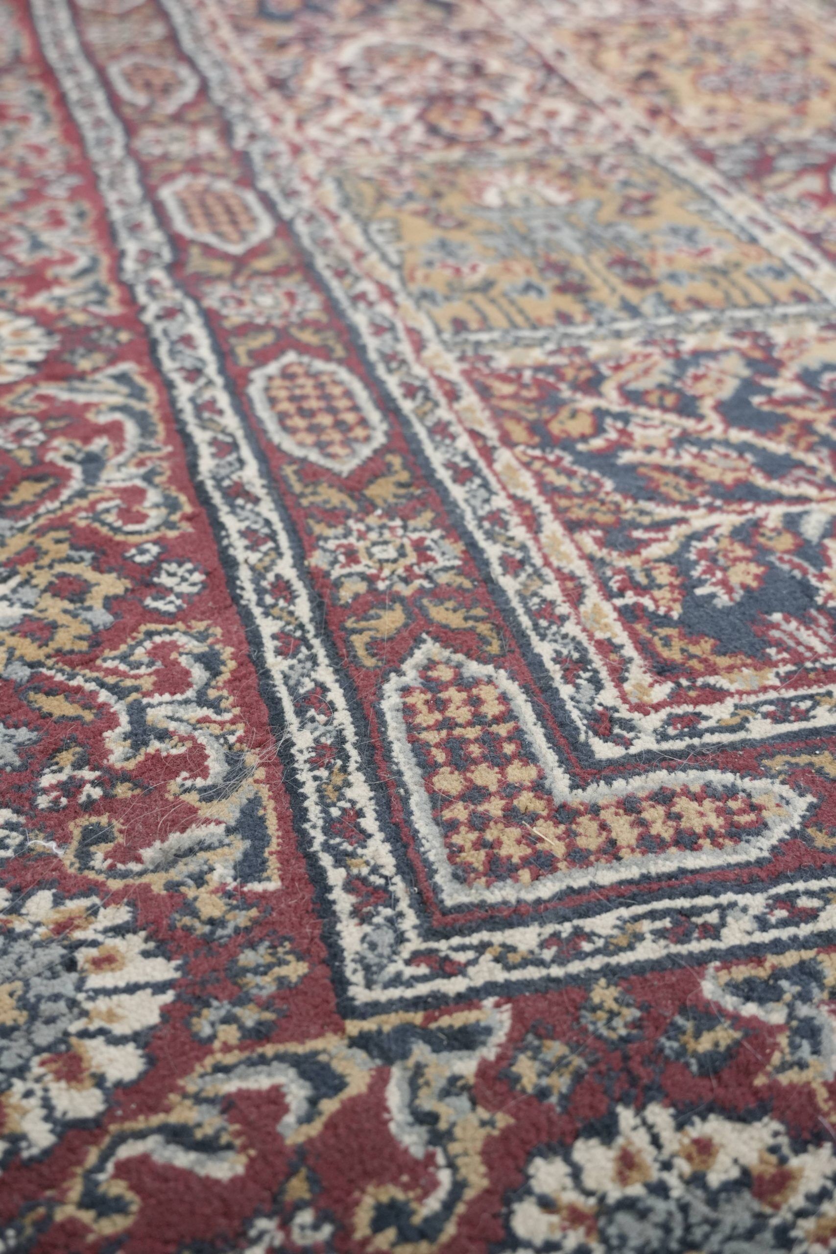 Beautiful rug/carpet with mainly red colours and nice patterns 230x170cm