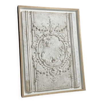 Fragment de plafond en plâtre encadré