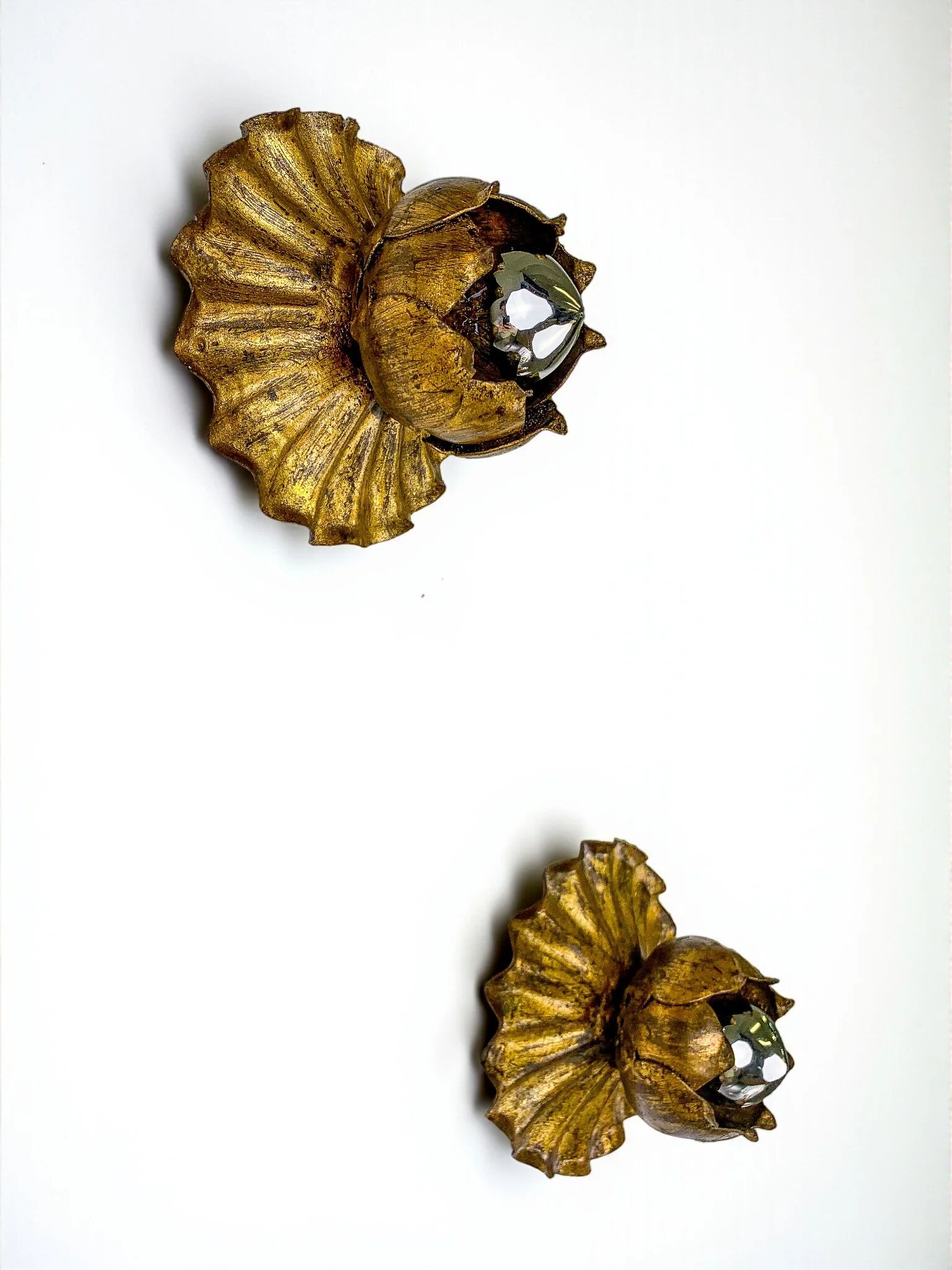 Paire d'appliques en forme de bouton de fleur encastré, en fer doré à la feuille, Espagne, années 1950.