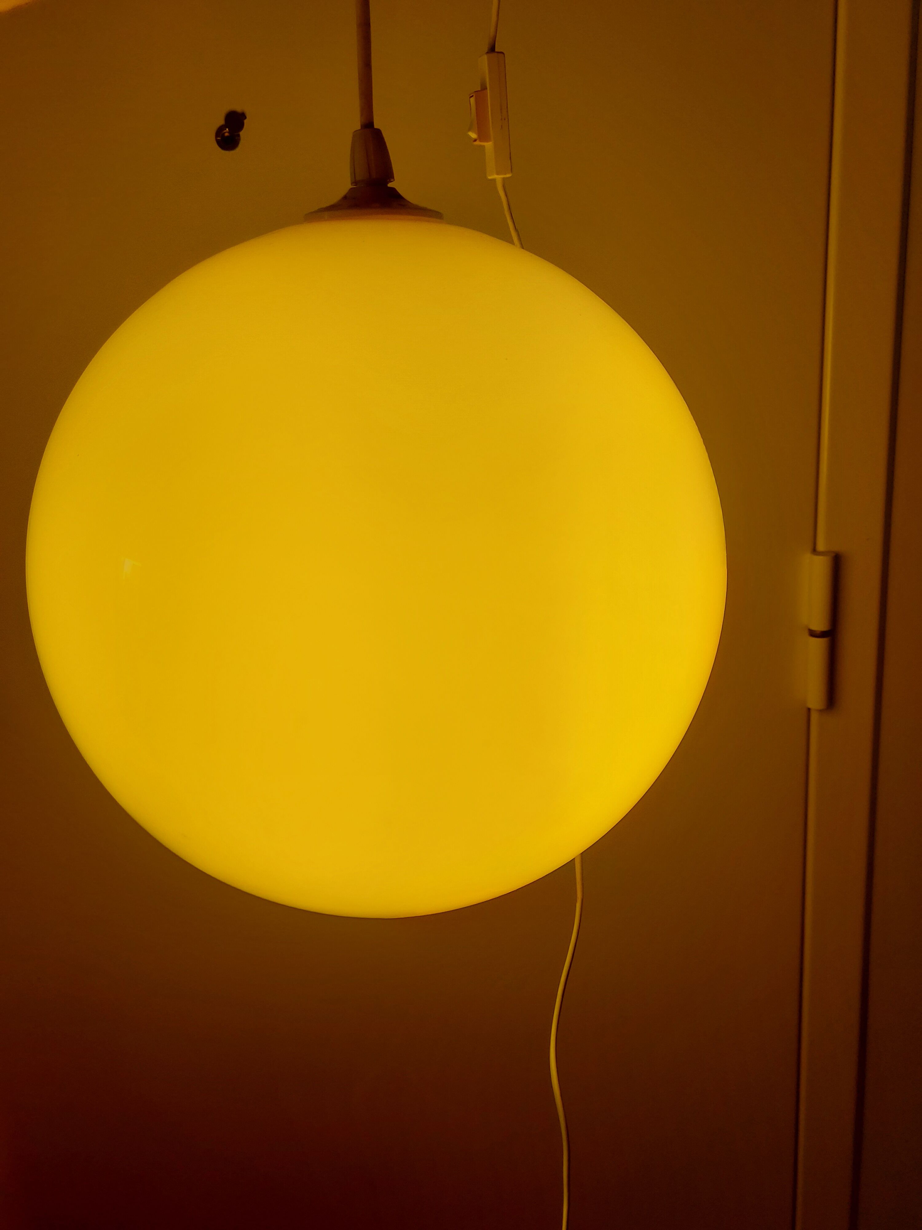Vintage suspension 70'S in yellow opaline