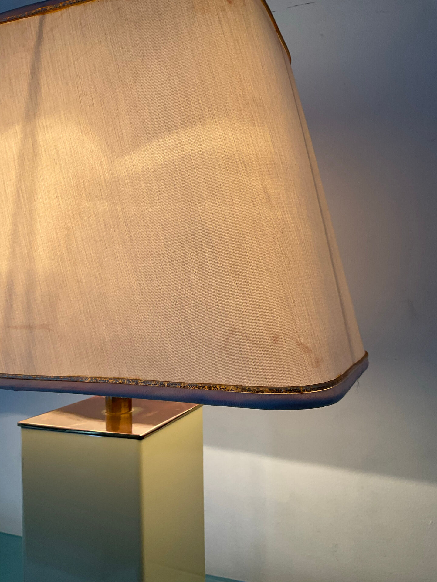 Hollywood Regency lamp in metal and brass from the 70s.