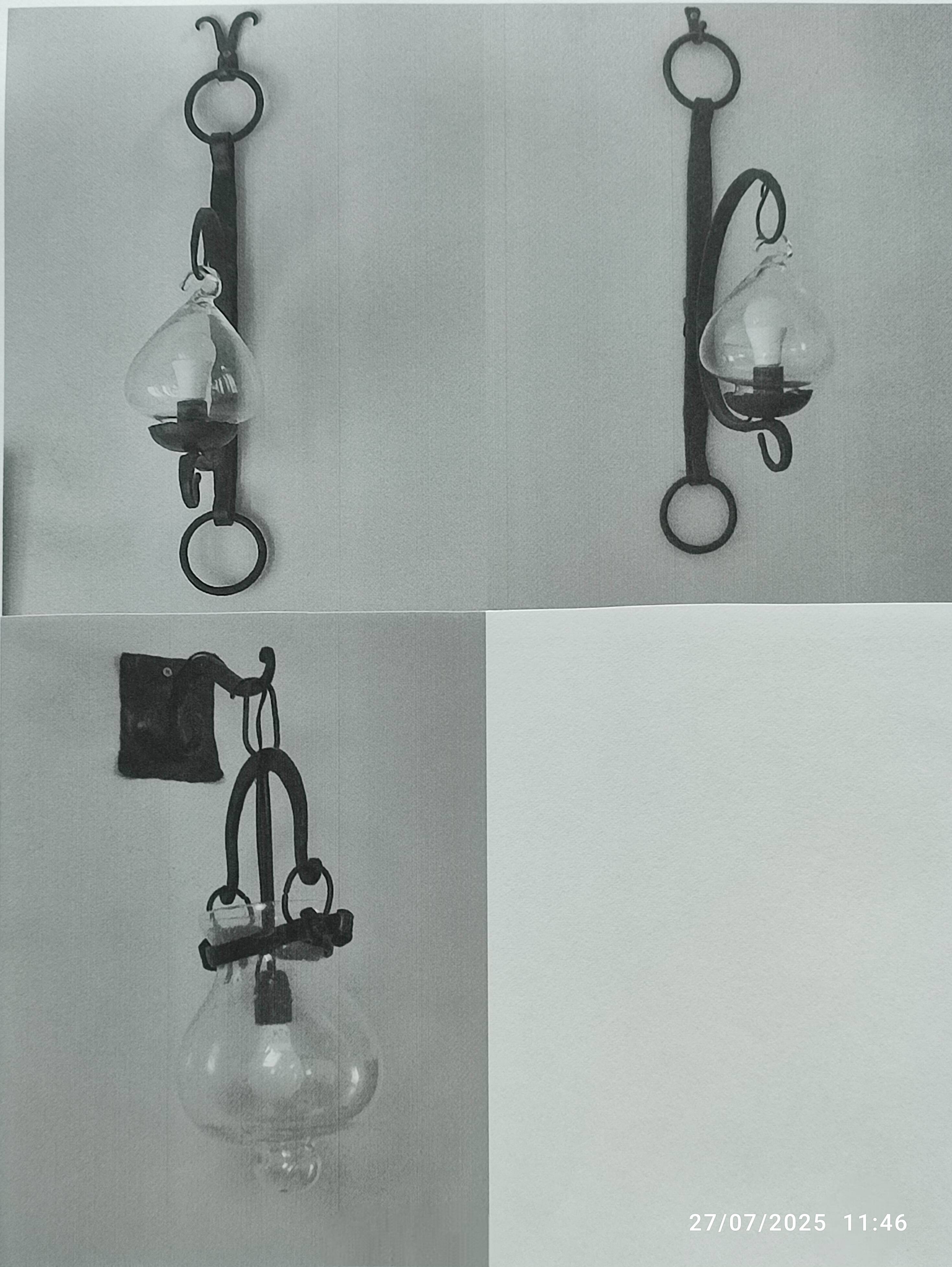 Lot de trois appliques fer forgé et verre soufflé