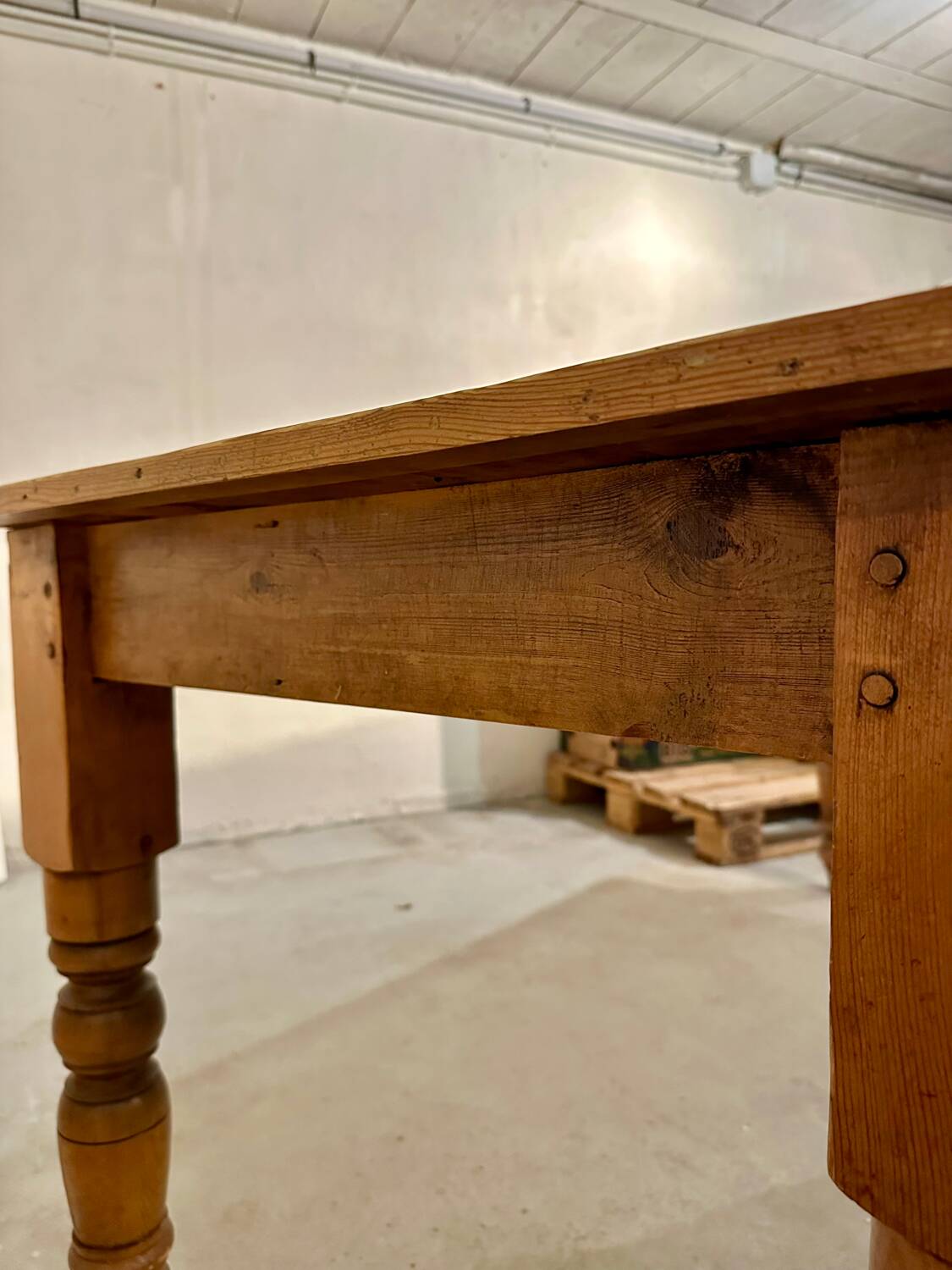 English farmhouse table in solid pine from the late 19th century, L187cm.
