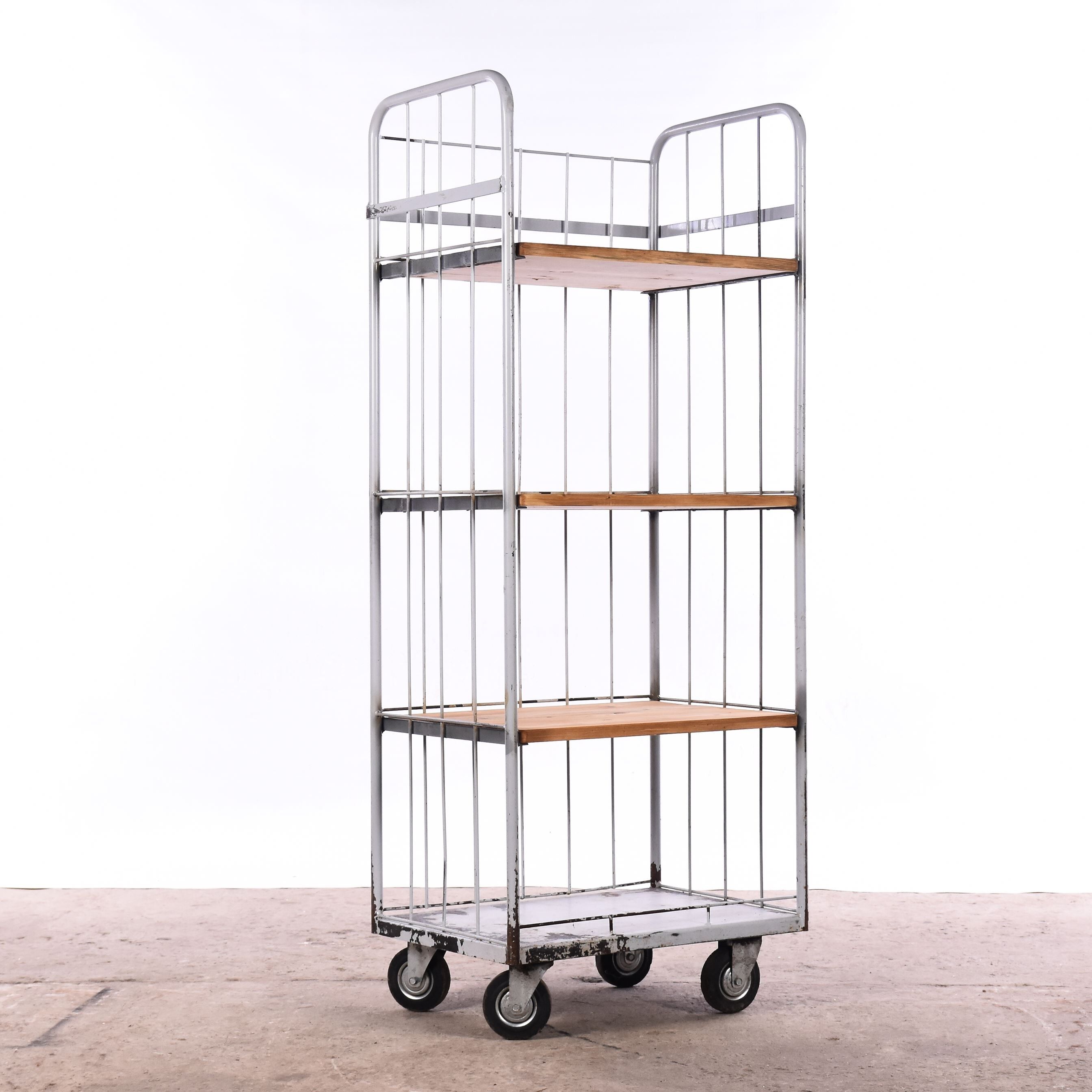 Shelving unit on wheels