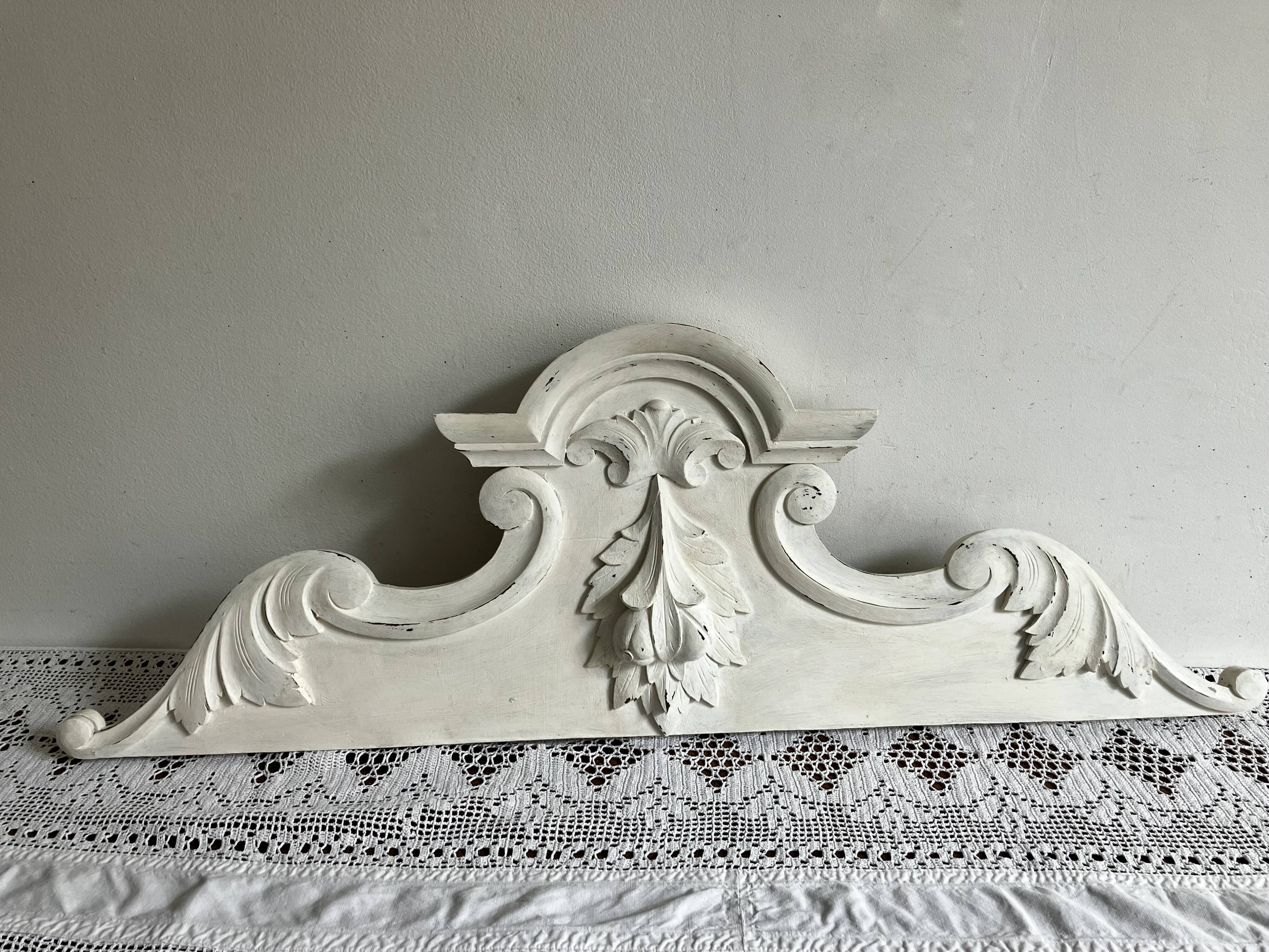 Fronton en bois, décoration