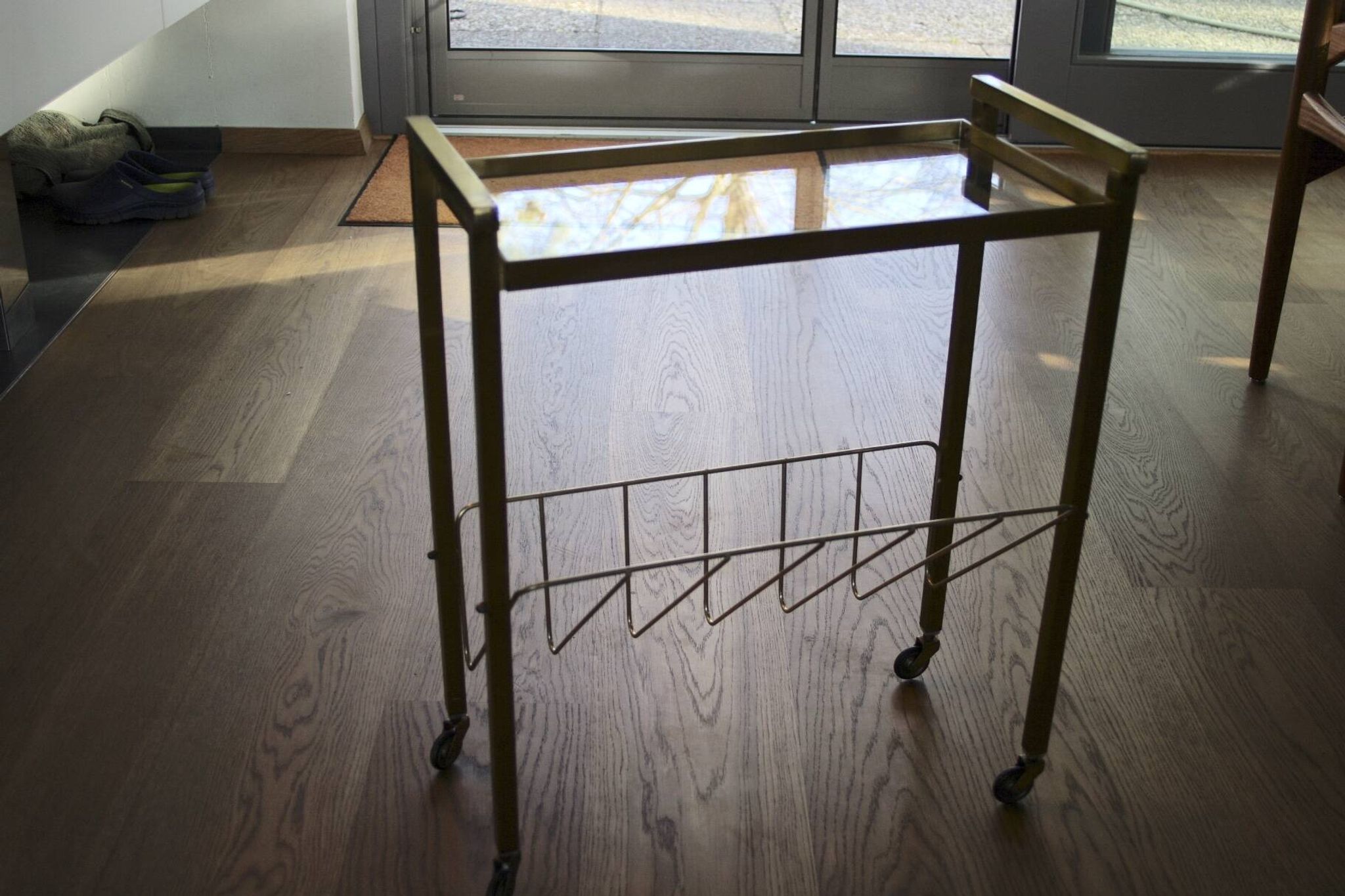 Table d'appoint vintage avec porte revue en laiton et verre