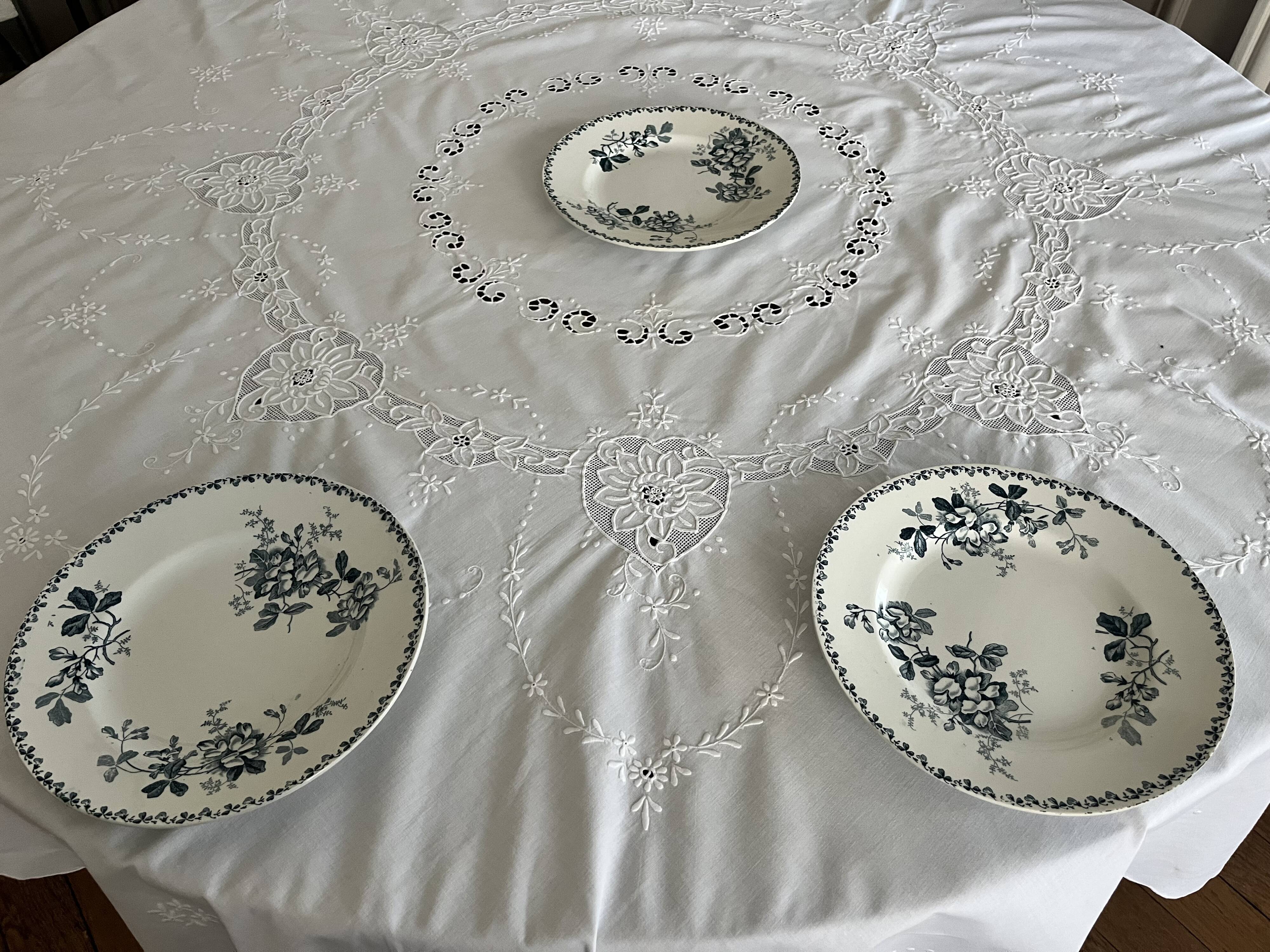 Round embroidered tablecloth with 6 napkins.