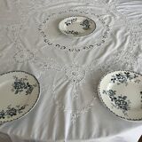 Round embroidered tablecloth with 6 napkins.