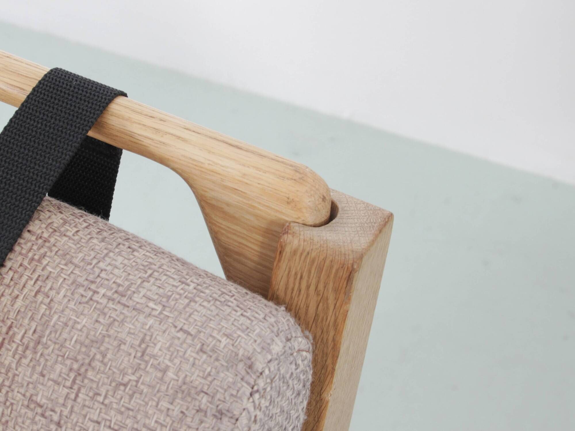 Pair of Scandinavian armchairs GE 375, with 1 pair of armrests.