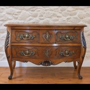 Jumping commode Louis XV Provençal solid walnut