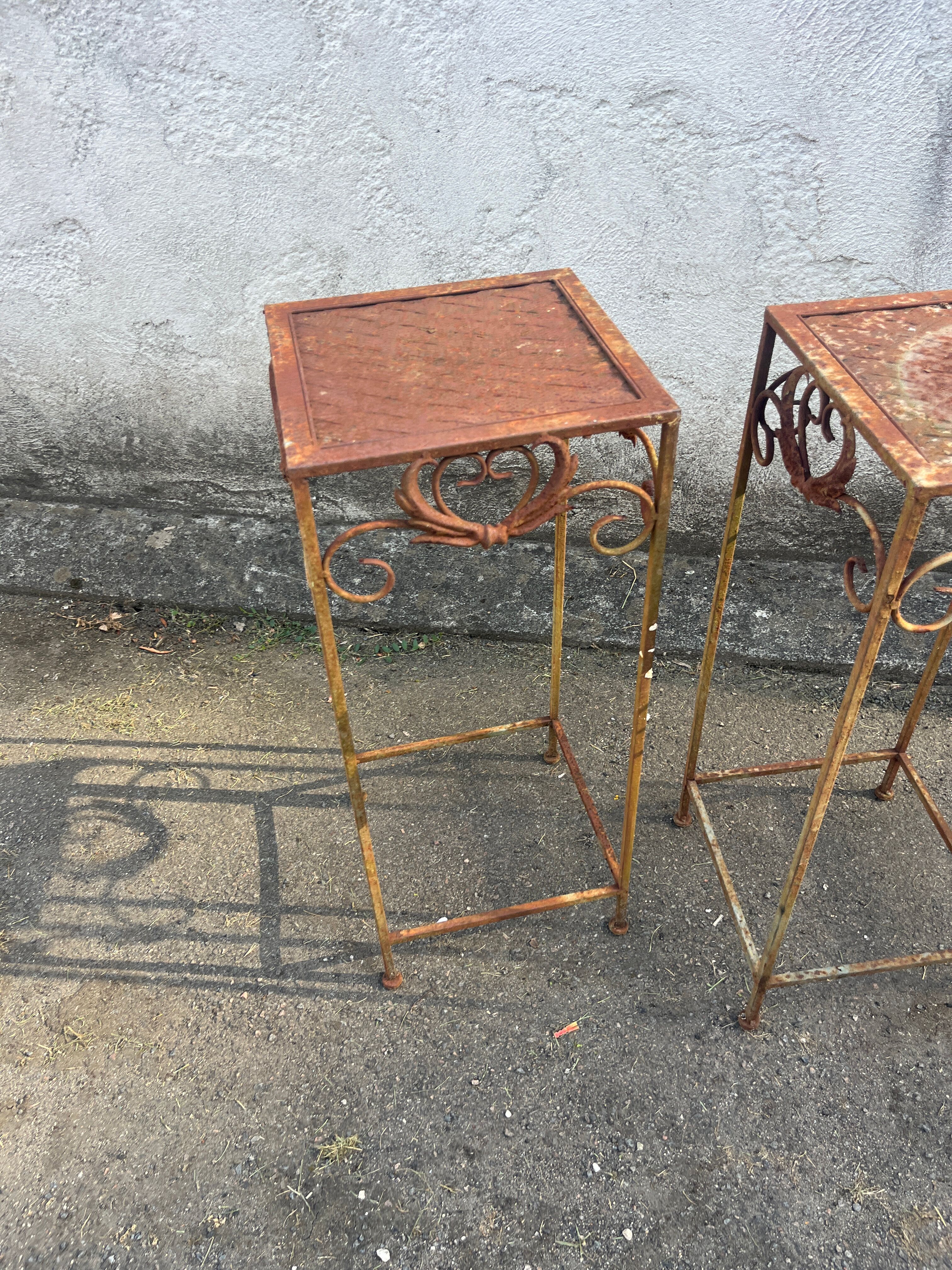 Paire de Sellettes / Porte-Plantes Vintage en Fer Forgé Patiné - Style Camp