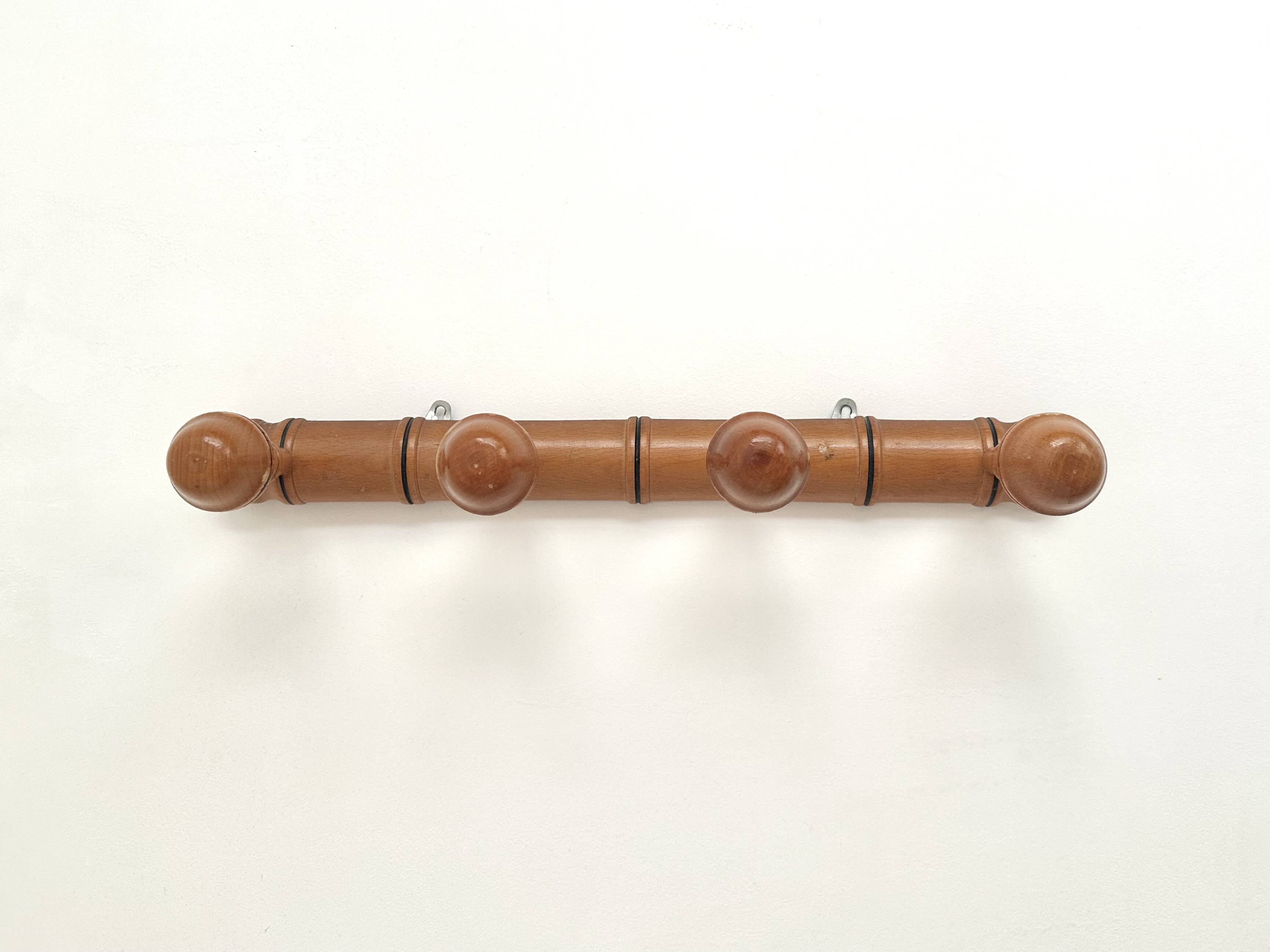 Wall-mounted coat rack in bamboo effect wood