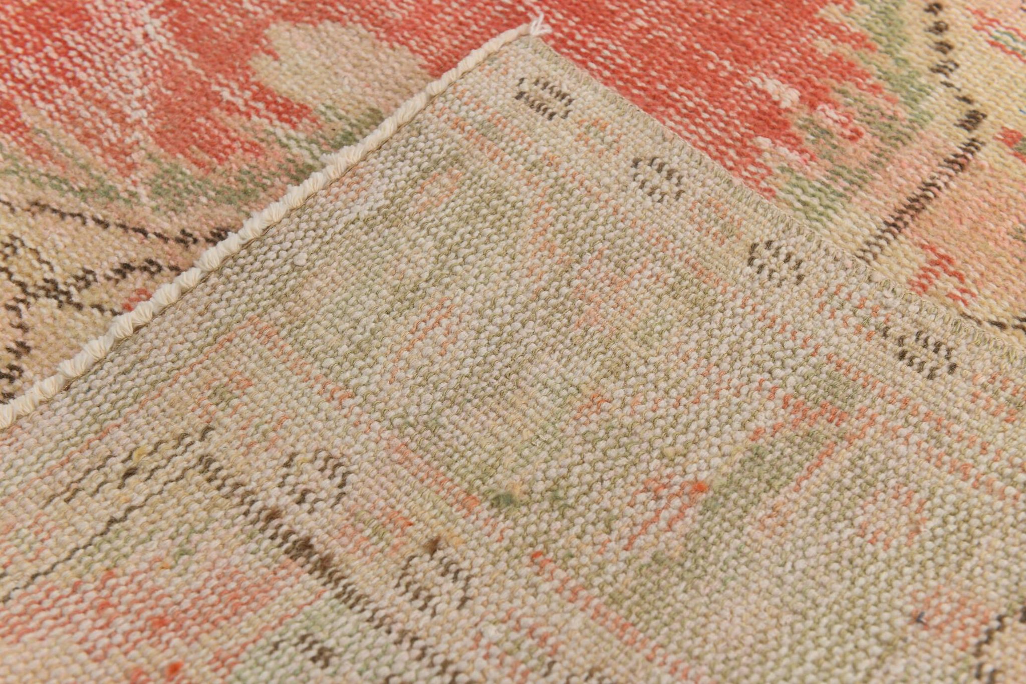 Tapis vintage rouge pâle
