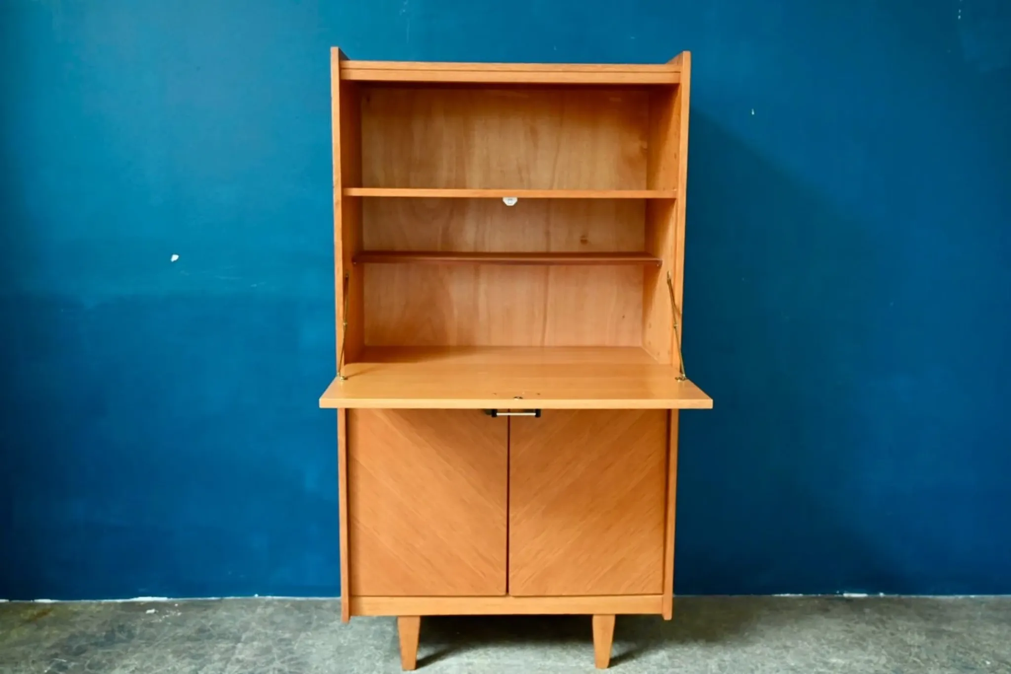 Vintage secretary bookcase from the 50s and 60s, oak with chevron marquetry.