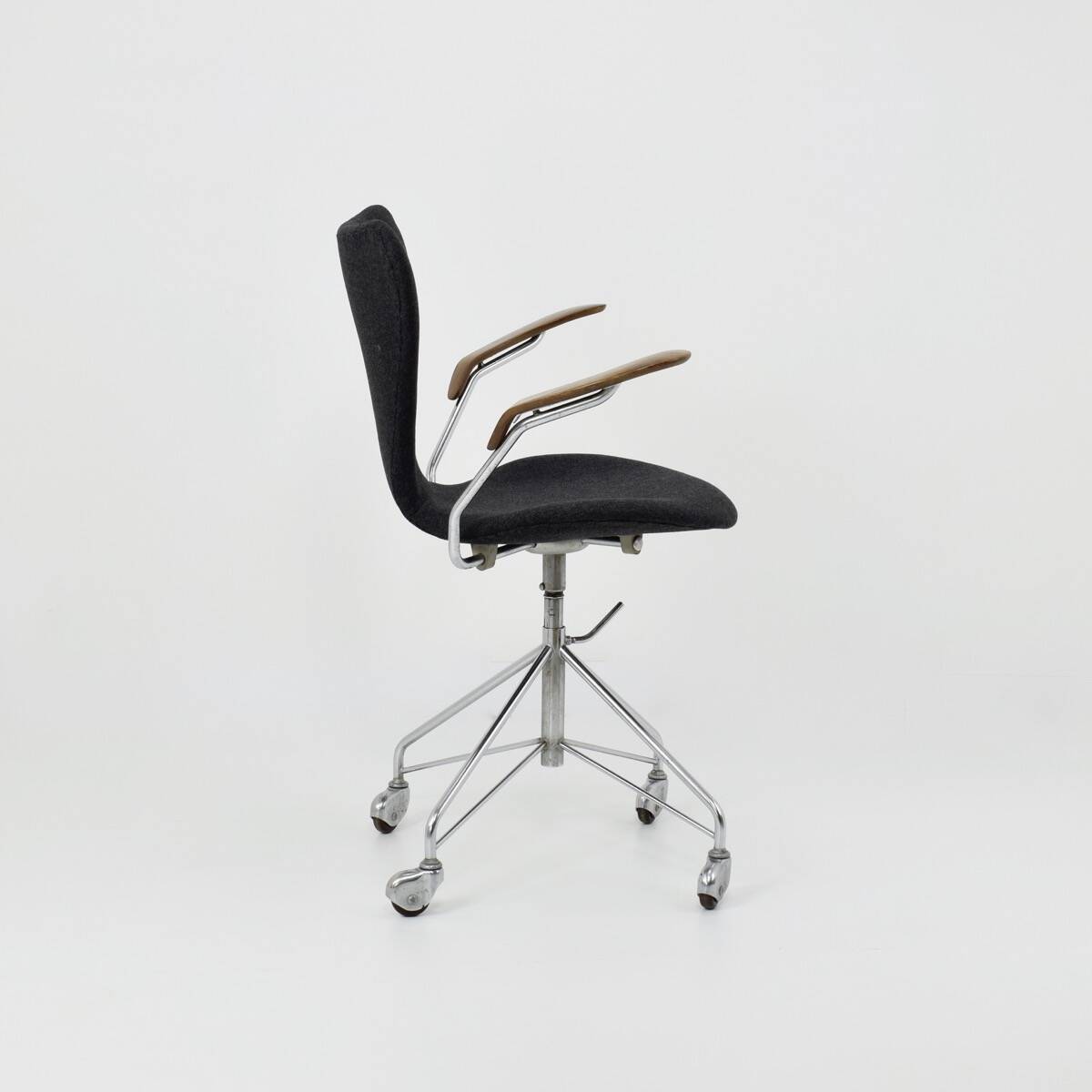 Series 7 Armchair Model 3217 Eiffel Foot By Arne Jacobsen By Fritz Hansen, Original Edition